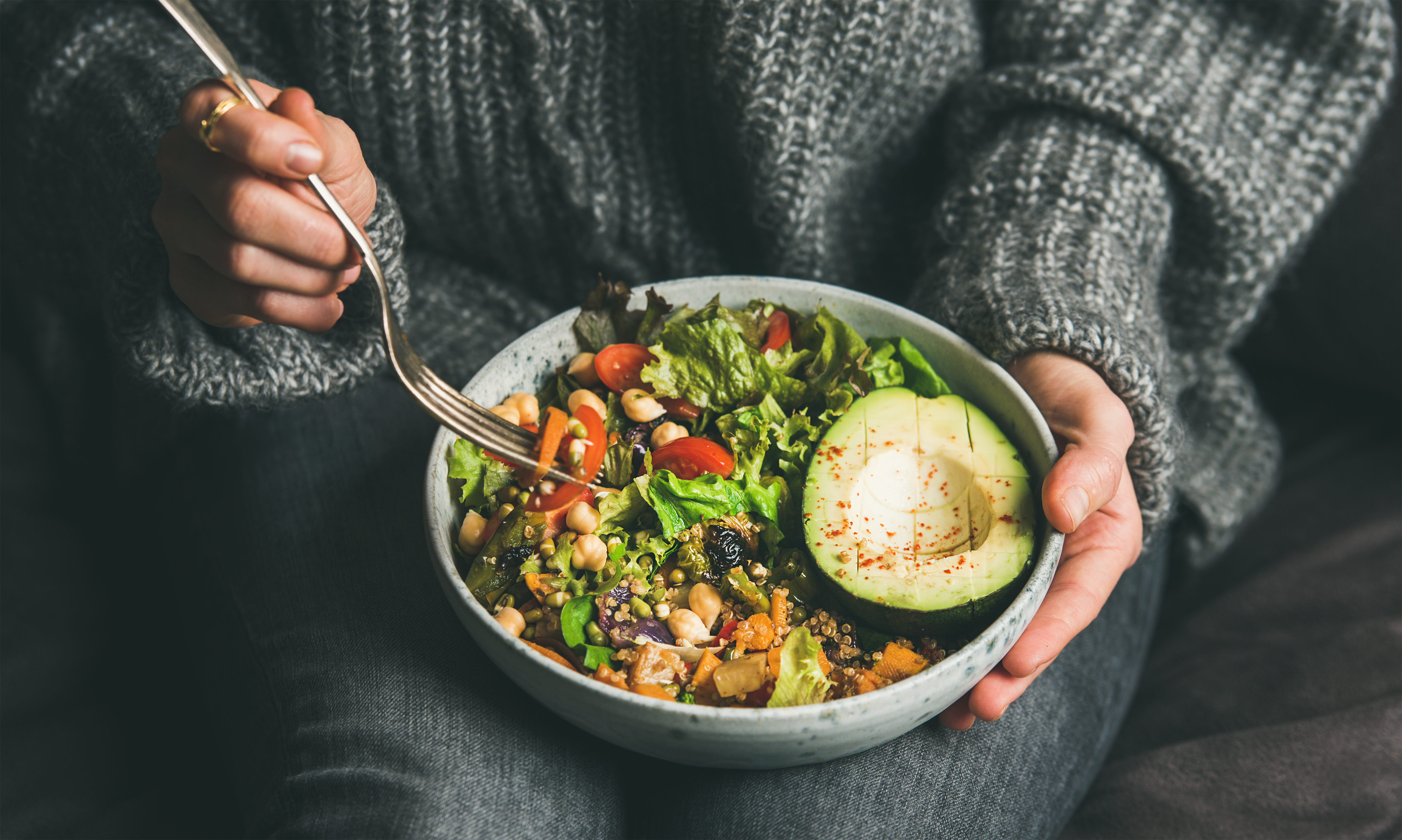 Foto: Foxys Forest Manufacture / Shutterstock Kvinna sitter med skål med matig sallad i knäet.
