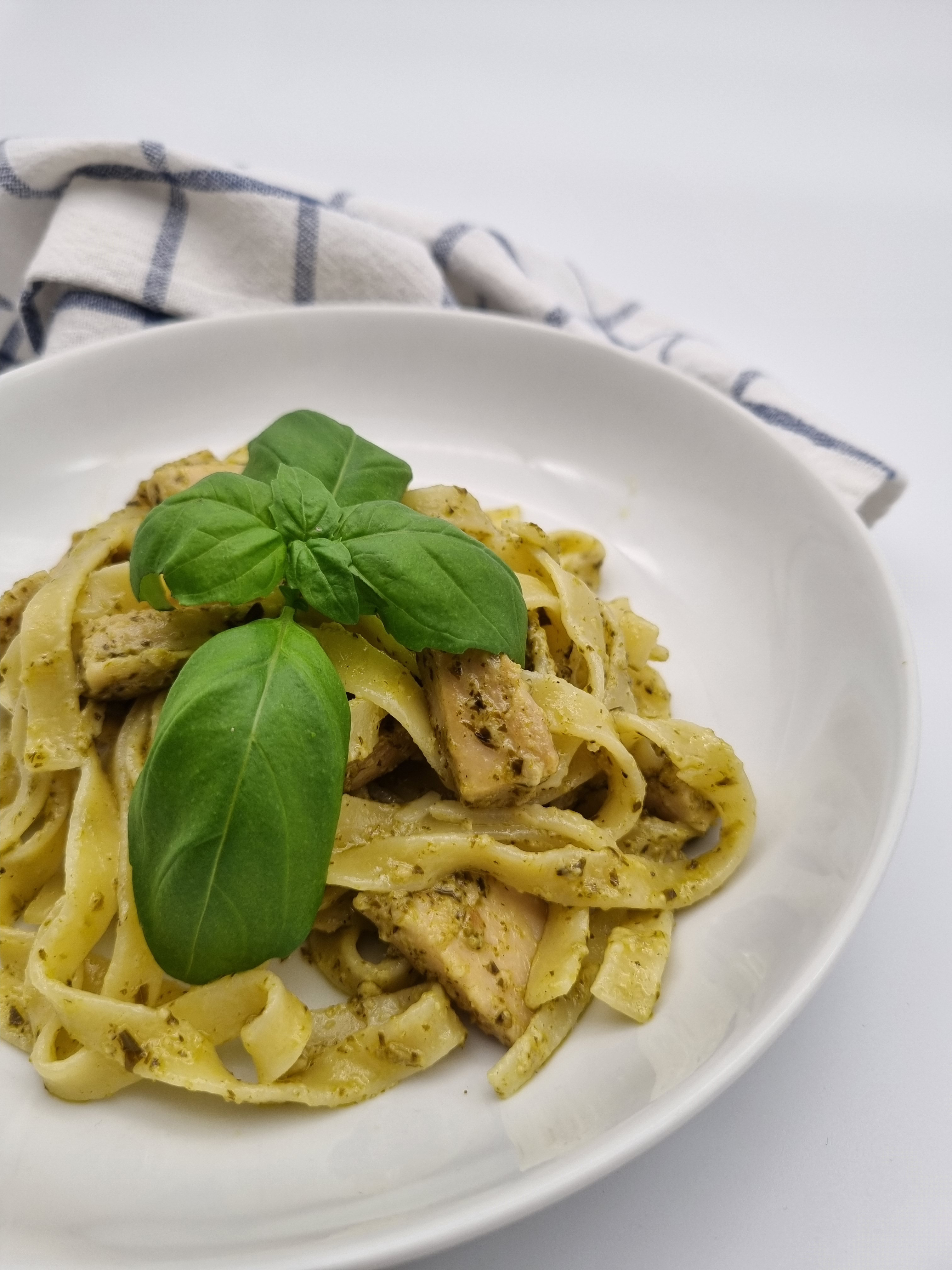 Foto: Camilla Bergvall / @bergvall.camilla på Instagram Pasta pesto med vegokyckling