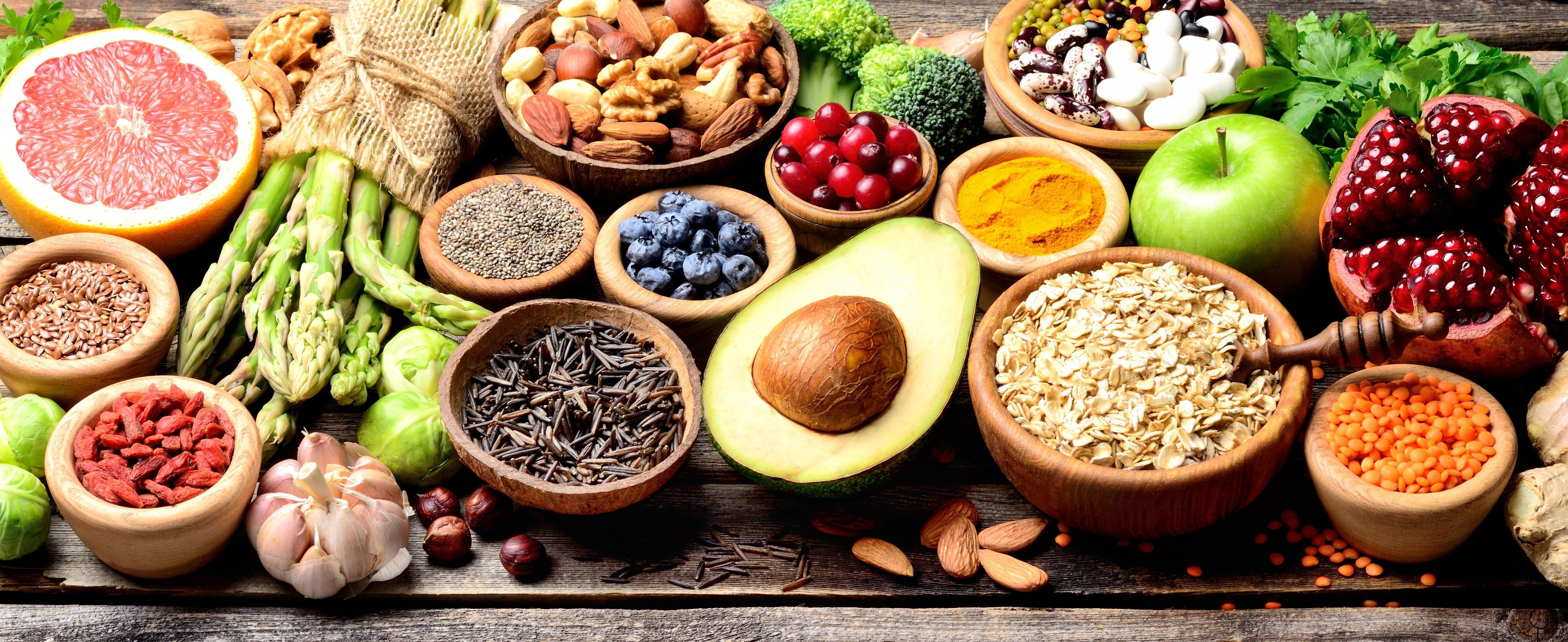 Foto: Marilyn Barbone / Shutterstock Frukt, grönt och andra veganska livsmedel på ett bord