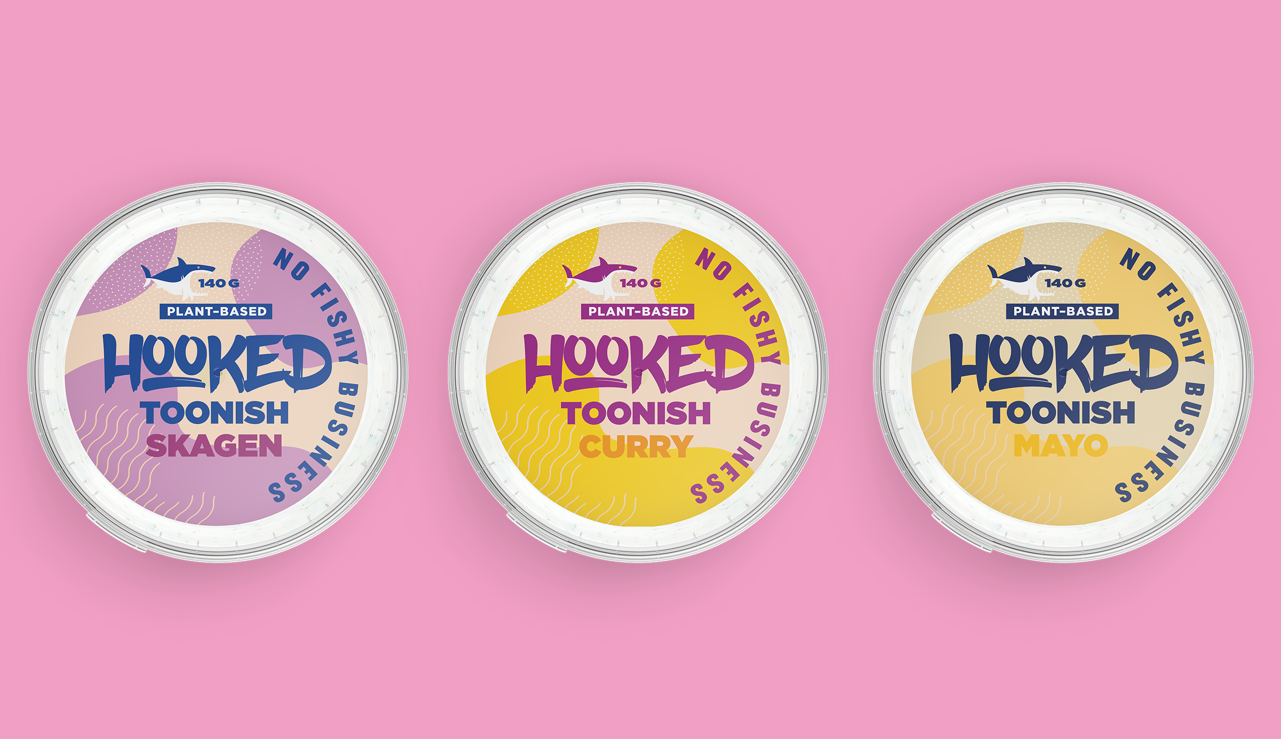 Produktfoto: Hooked Foods Tre röror från Hooked Foods i förpackningar mot en rosa bakgrund.