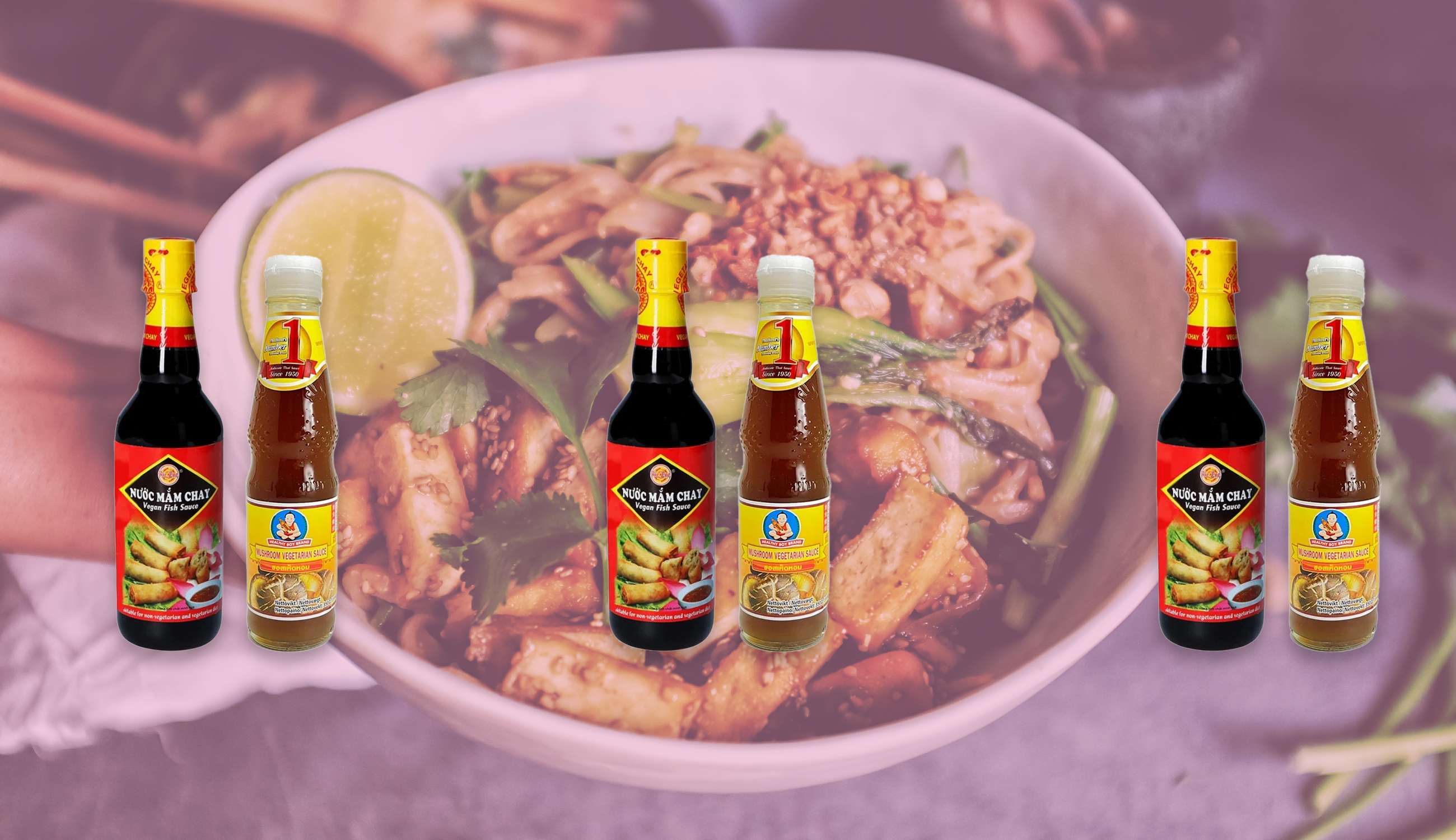 Produktfoto: Drakfrukt.se Vegans fisk- och ostrornsås uppradade mot en vegansk wok-bakgrund.