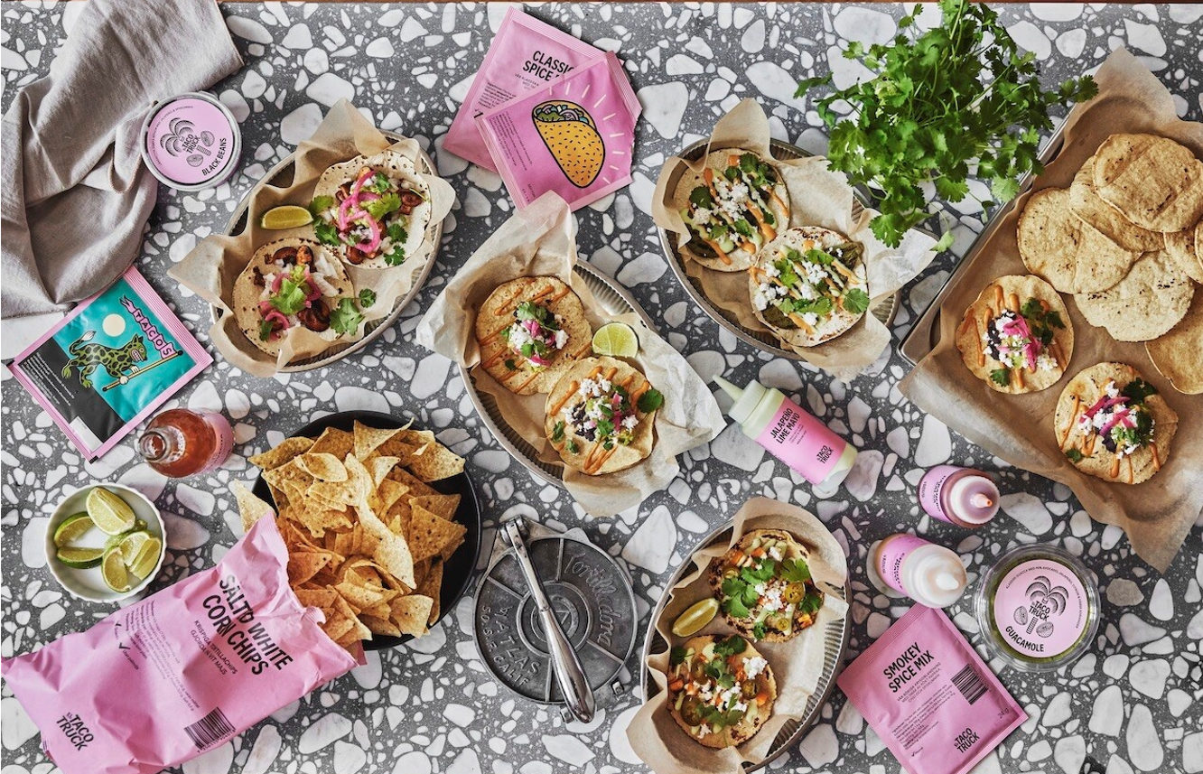 Produktfoto: El Taco Truck olika tacorätter utspridda på ett marmorerat bord.