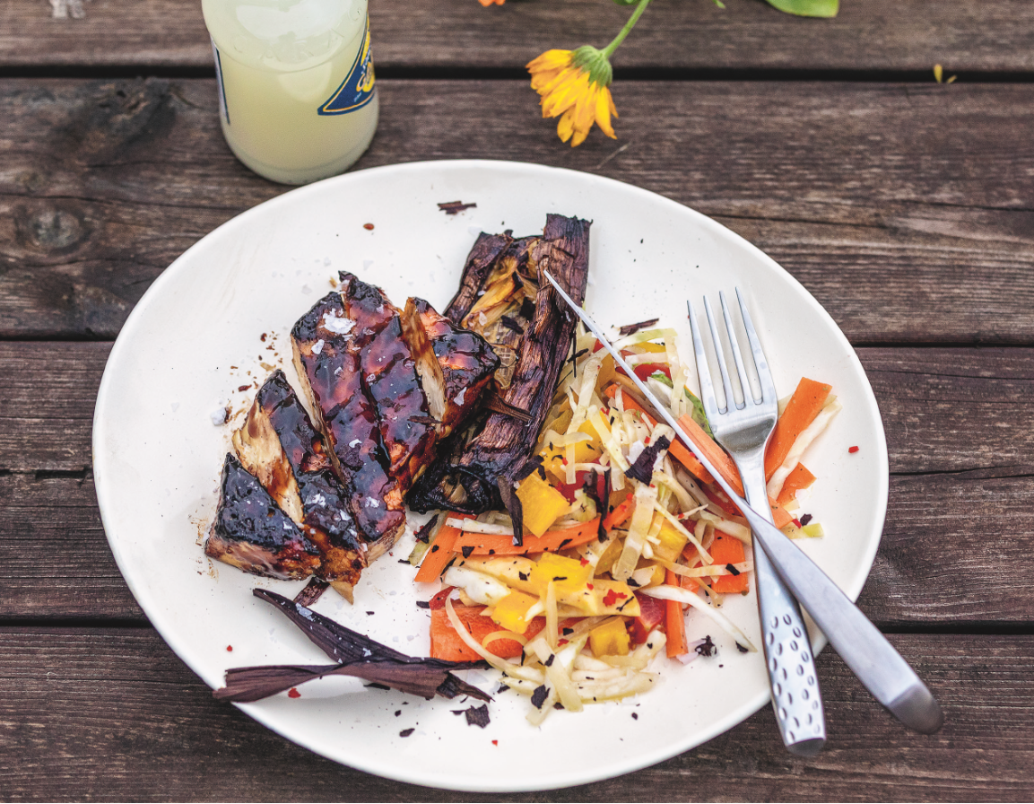 Produktfoto: Grilla med Vego / Per Ehrlund Grillad sticky tofu upplagt på en tallrik tillsammans med rivna rotfrukter.