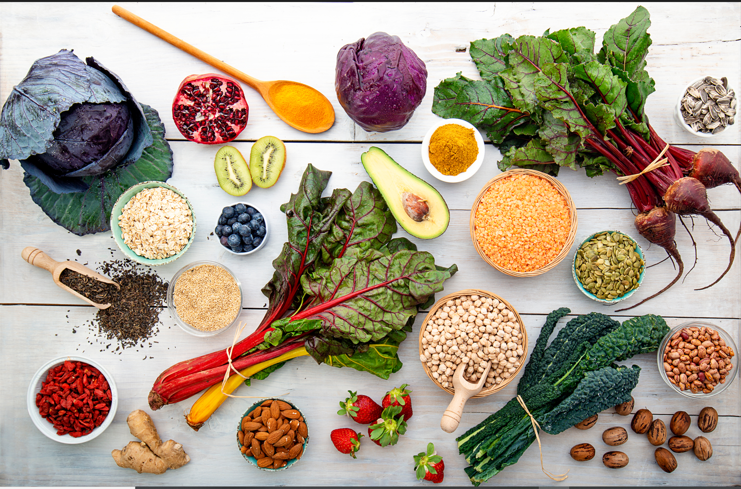 Foto: Bruno D Andrea/Shutterstock Olika grönsaker och fröer utspridda på ett vitt träbord