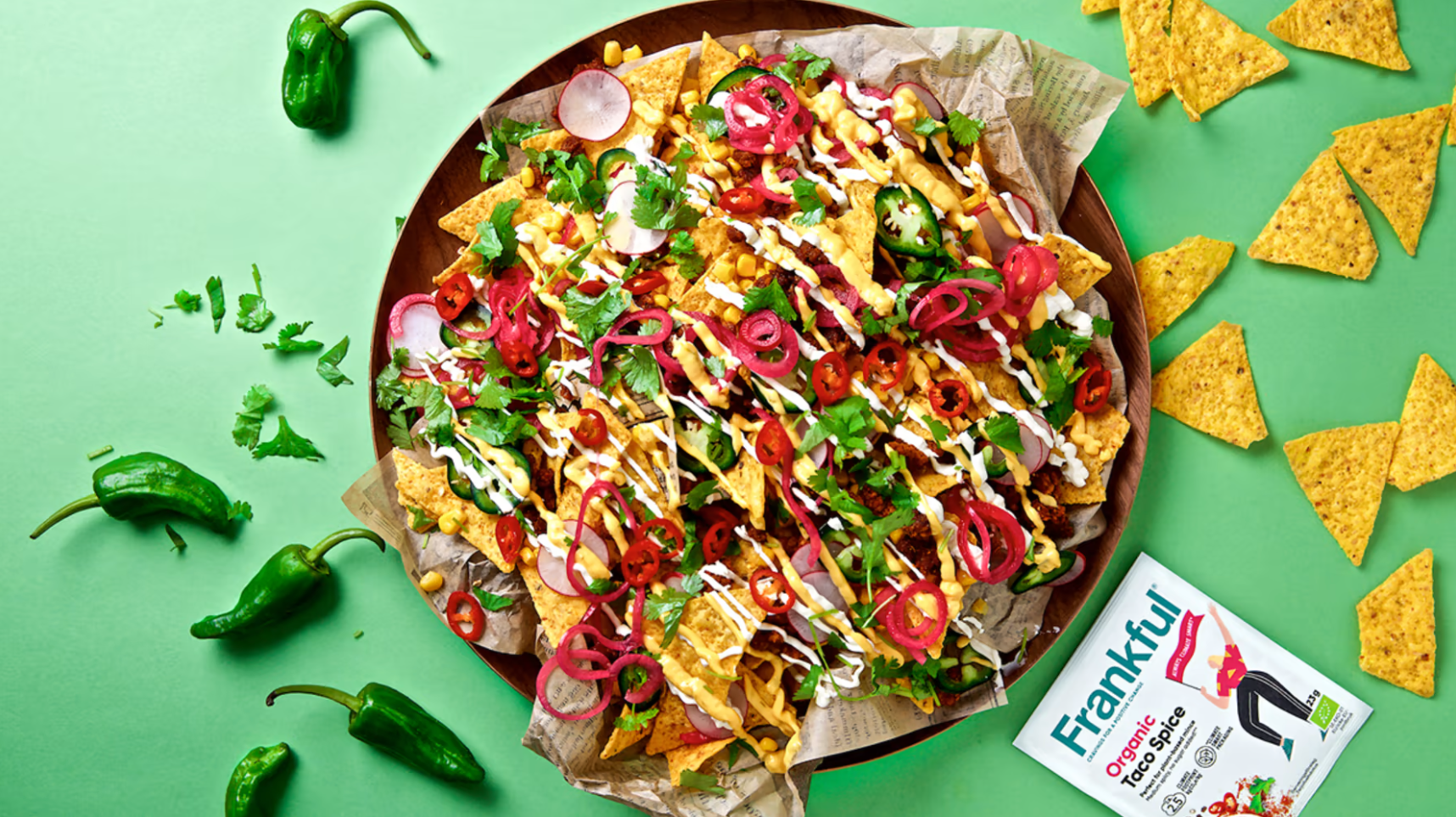 Produktfoto: ORKLA/Frankful Nachotallrik med Frankfuls produkter mot en grön bakgrund