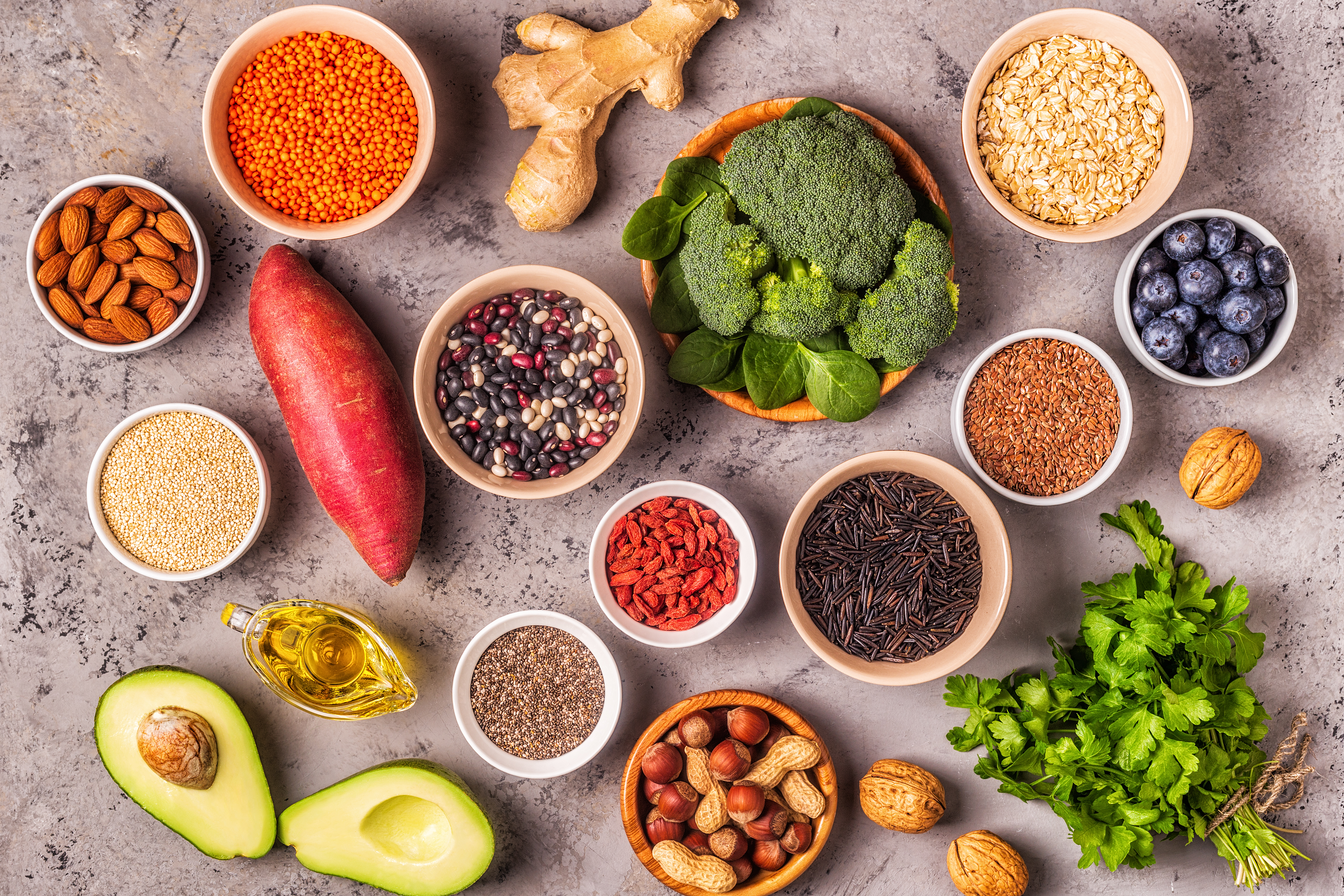 Foto: Tatiana Bralnina/Shutterstock Växtbaserade råvaror uppdukade i skålar på ett grått bord.