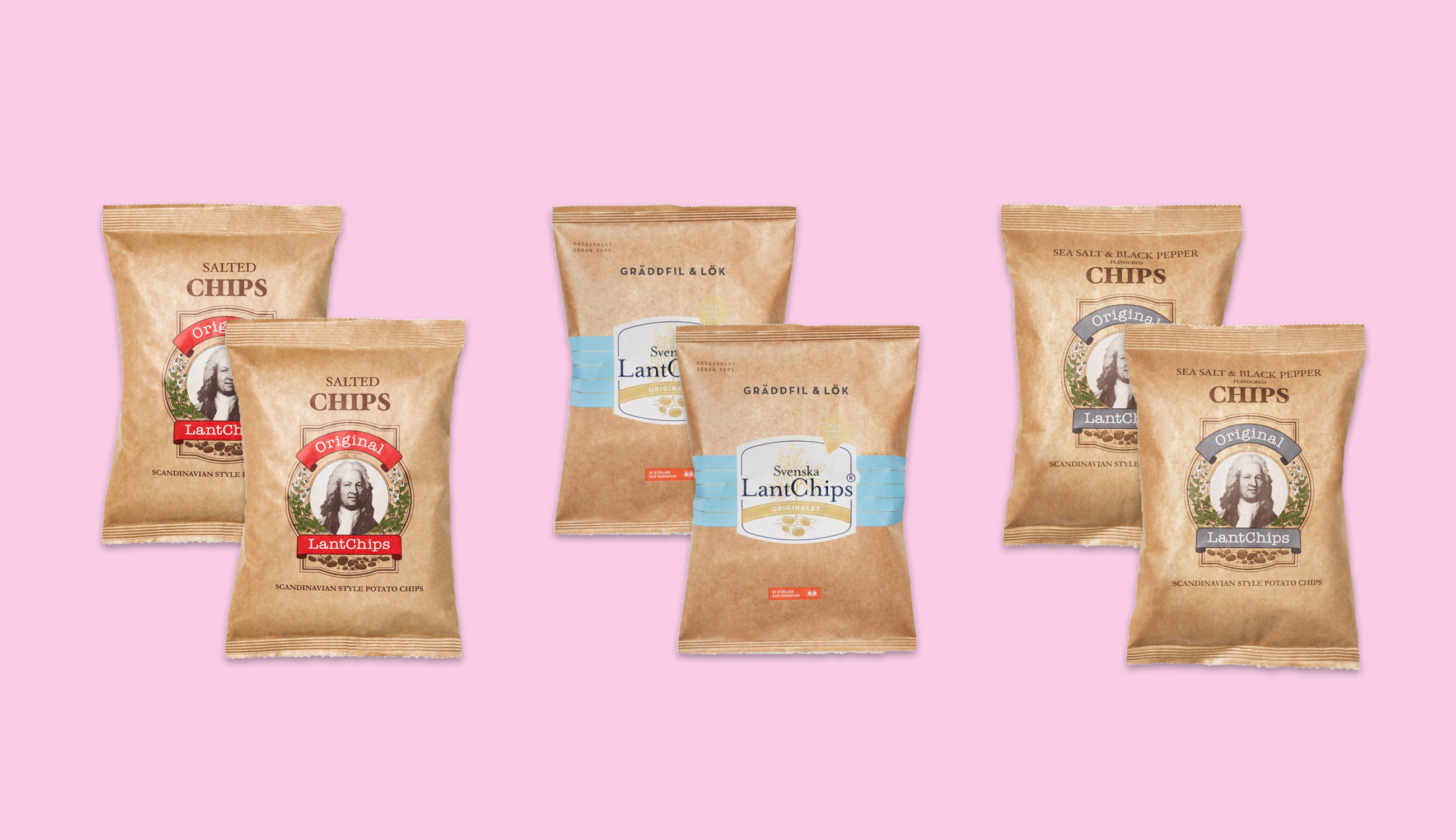 Produktfoto: Svenska Lantchips Chipspåsar uppradade mot en ljusrosa bakgrund.