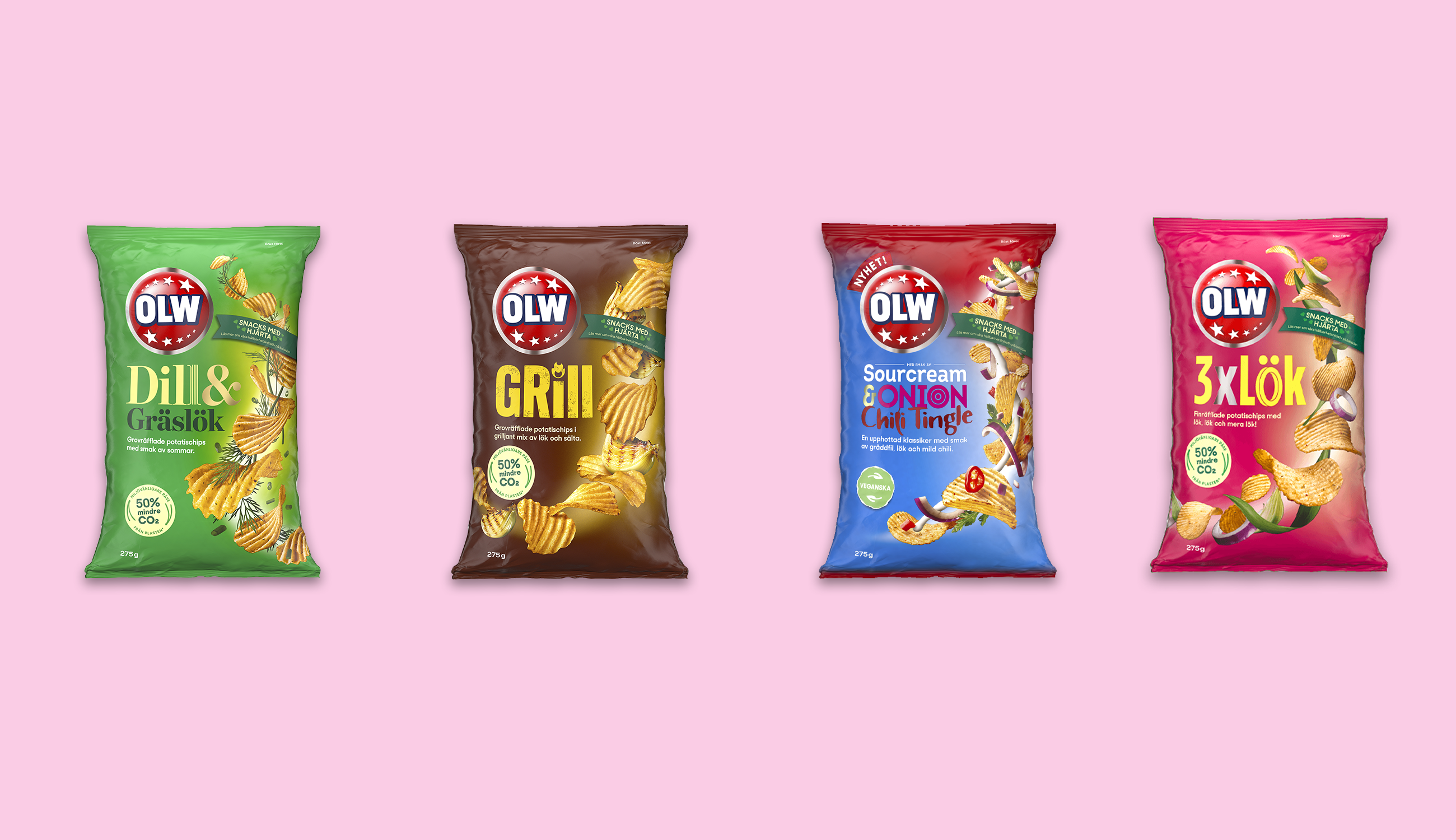 Chipspåsar uppradade mot en ljusrosa bakgrund.