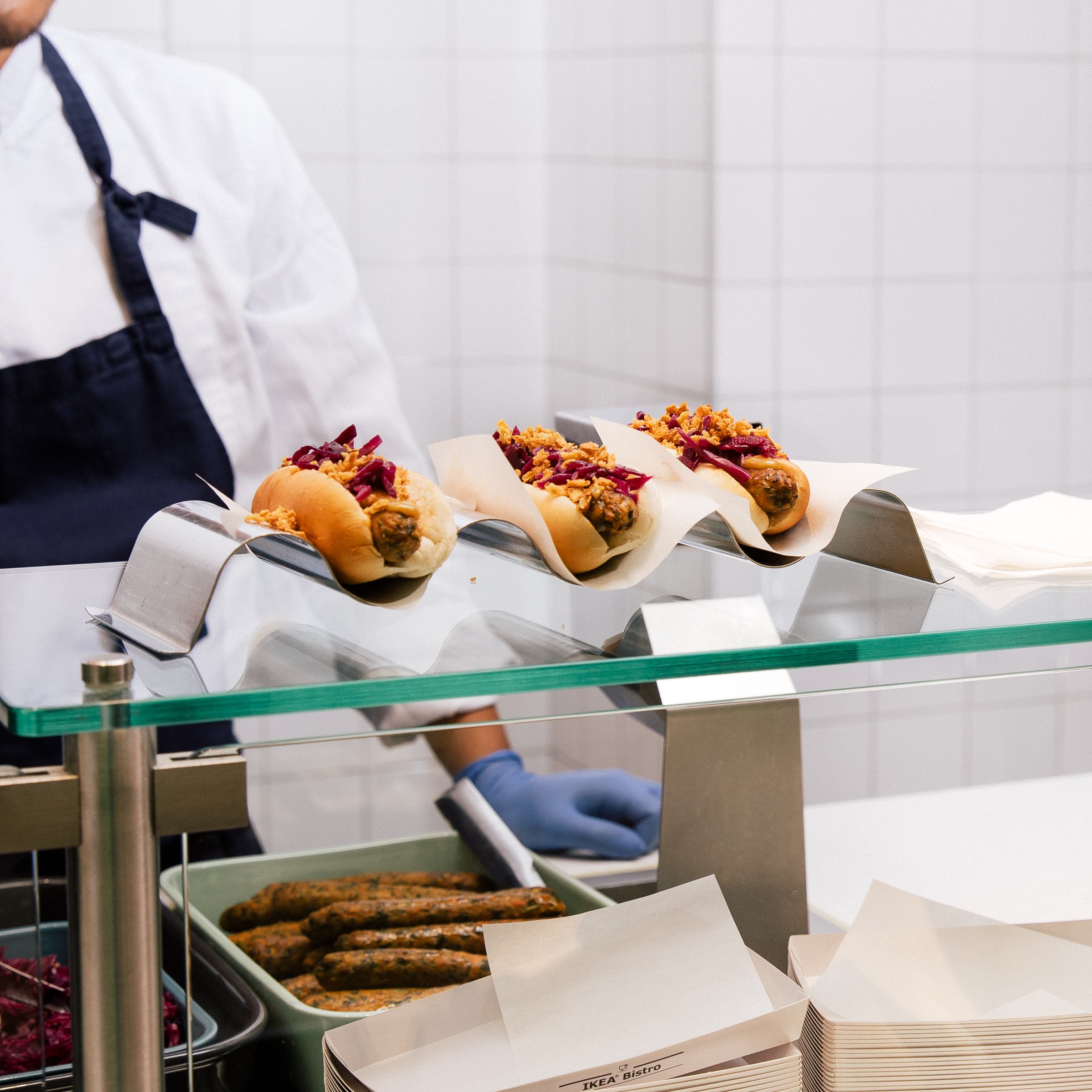 Produktfoto: IKEA tre växtbaserade korvar i IKEAs bistro uppradade på disken