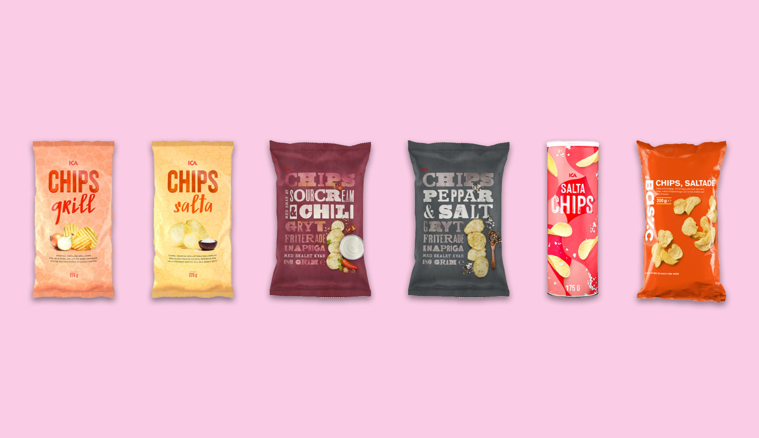Chipspåsar uppradade mot en ljusrosa bakgrund.