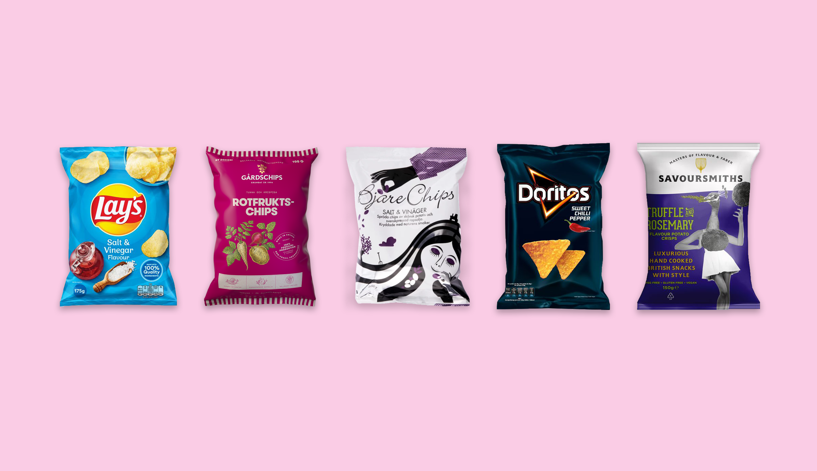 Chipspåsar uppradade mot en ljusrosa bakgrund.