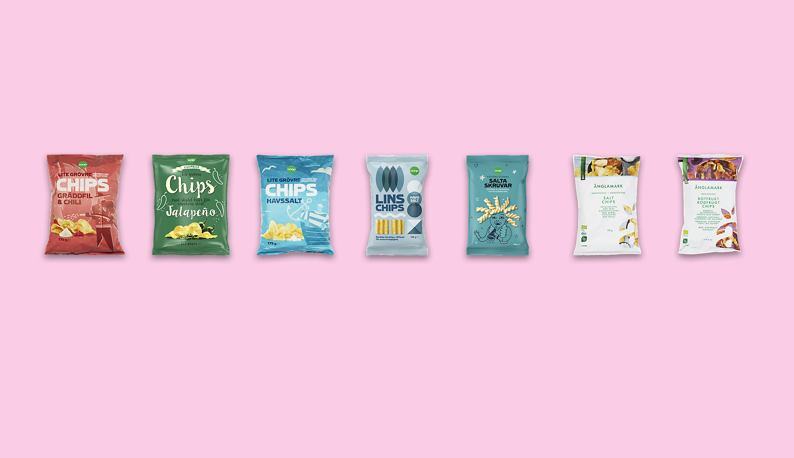 Chipspåsar uppradade mot en ljusrosa bakgrund.