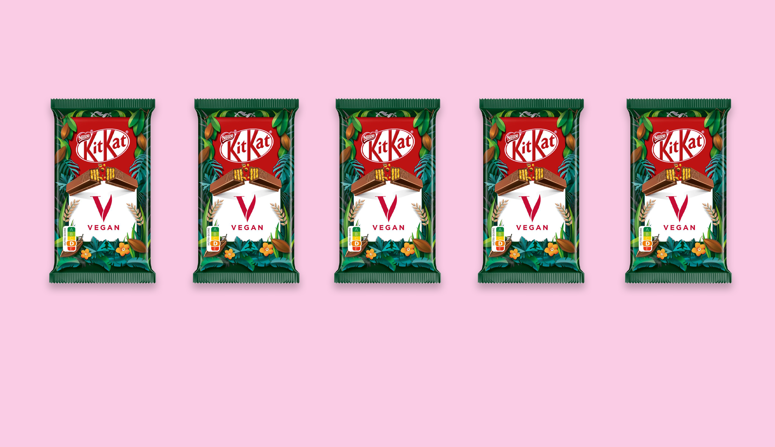 Produktfoto: Nestlé Fem veganska KitKat vegan uppradade mot en ljusrosa bakgrund.