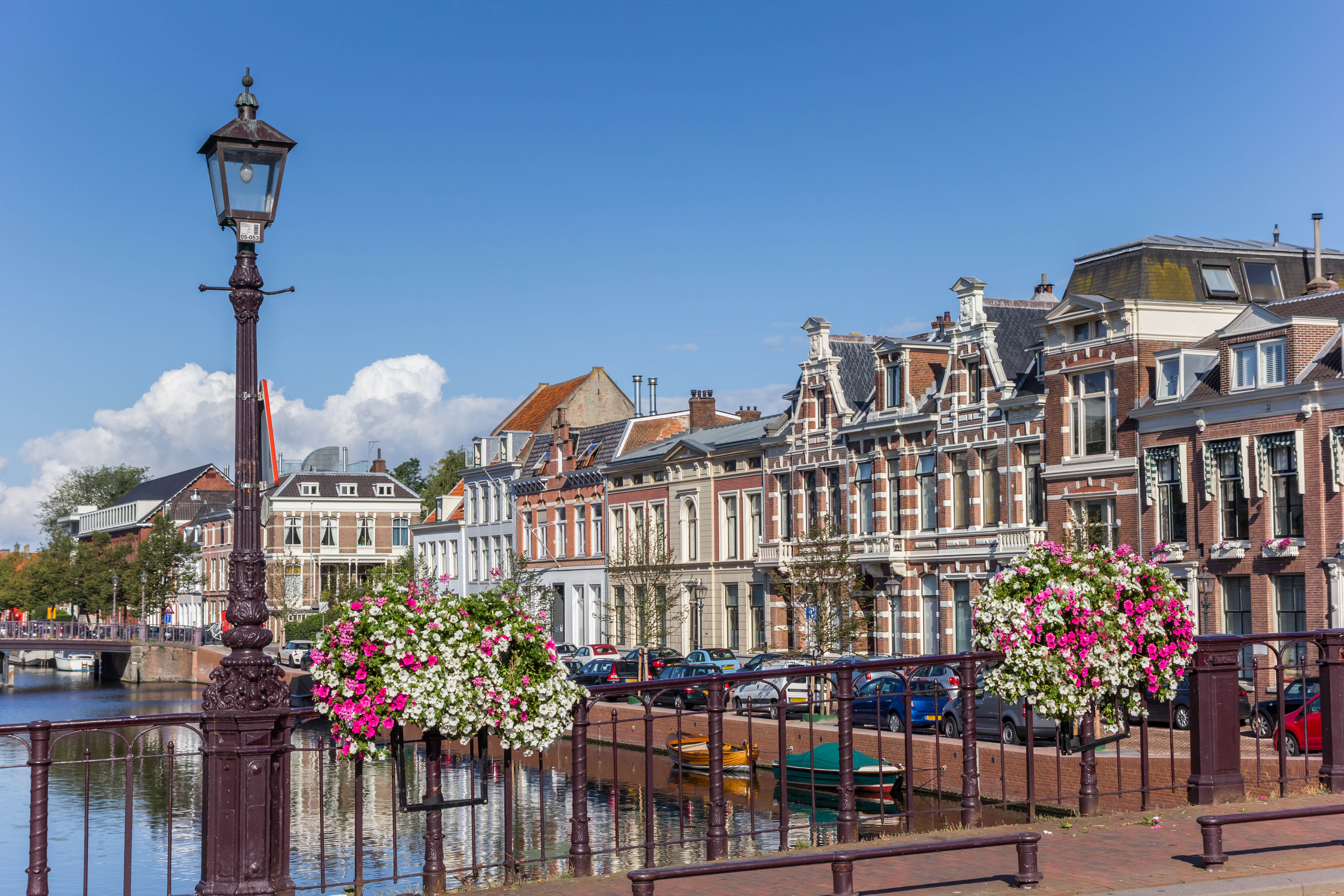 Foto: Marc Venema/Shutterstock Bild över Haarlem i Nederländerna på en bro över vatten och hus.