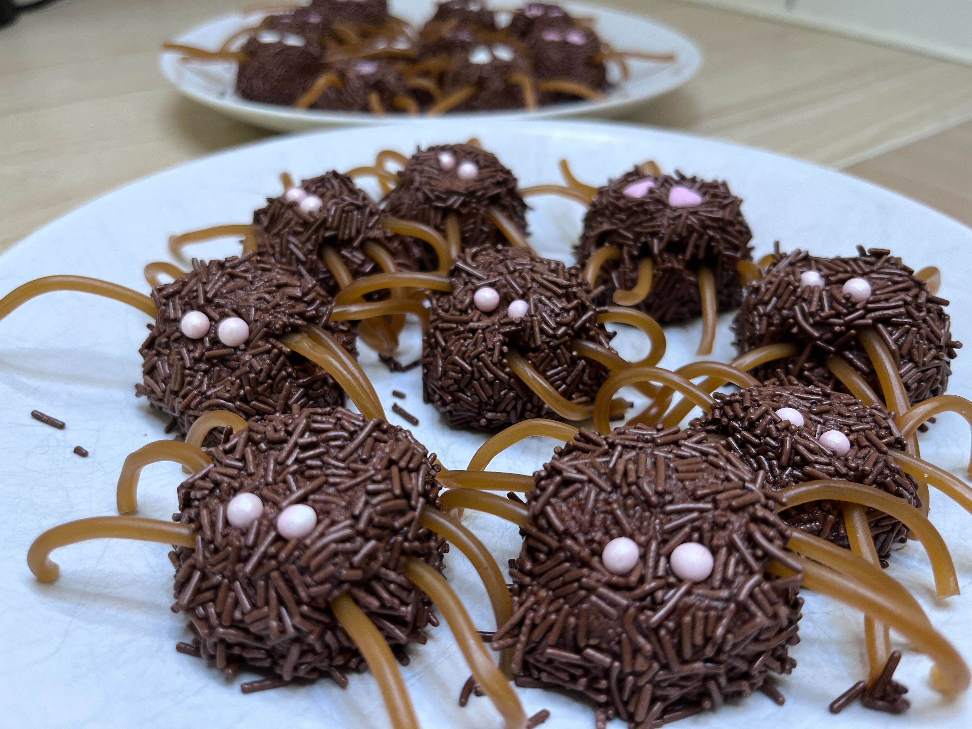 Foto: Rebecca Johansson Chokladbollar som ser ut som spindlar med kolaremmar som ben och strössel som ögon