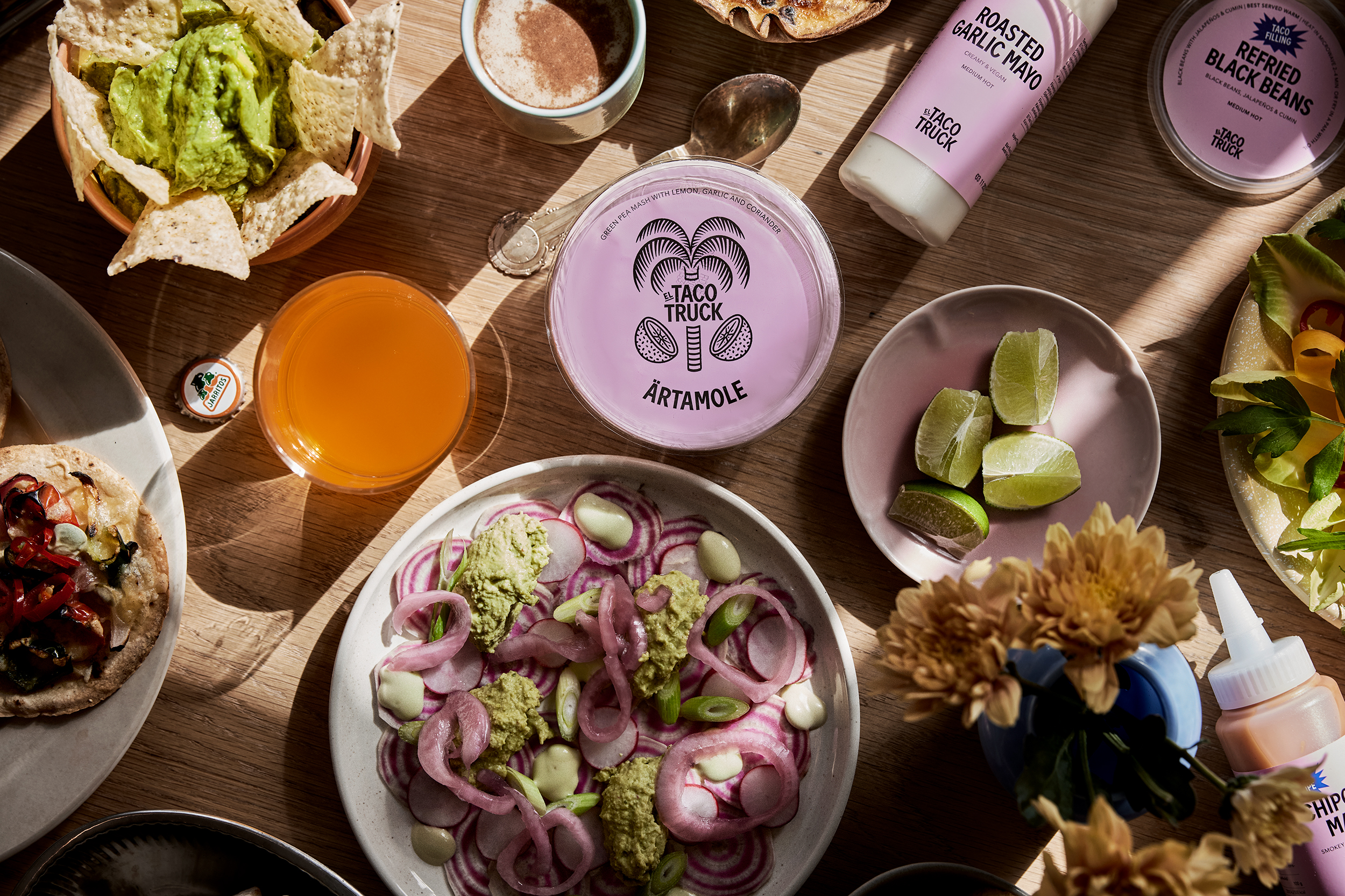 Produktfoto: El Taco Truck Vegansk ceviche uppdukad på ett soligt bord fullt med tillbehör.
