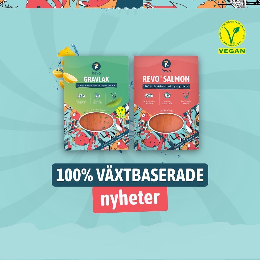 Produktfoto: Revo Foods Två paket med växtbaserade laxsubstitut mot en ljusblå bakgrund.