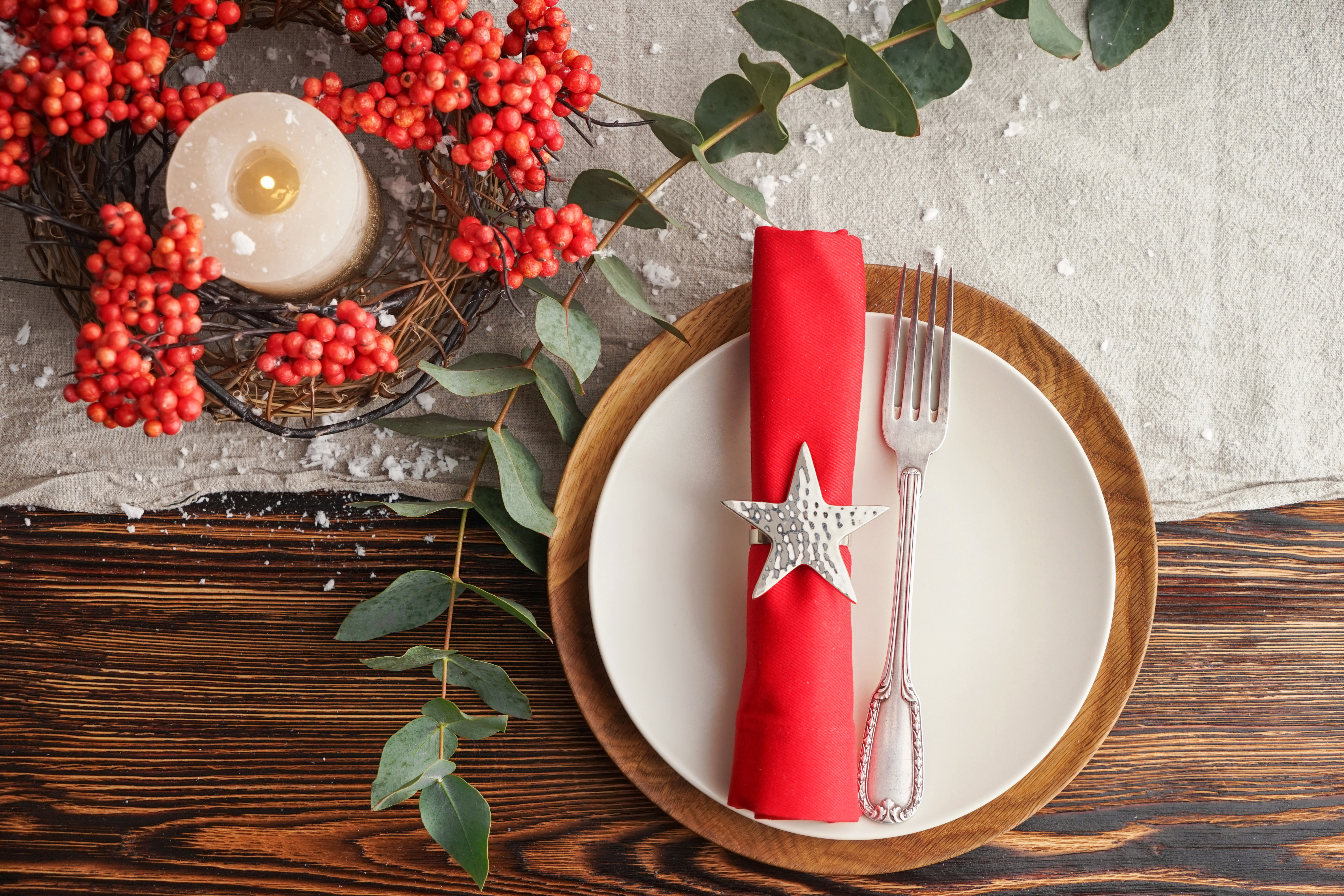Foto: Aquarius Studio/Shutterstock Uppdukat julbord med röda linneservetter och rönnbär