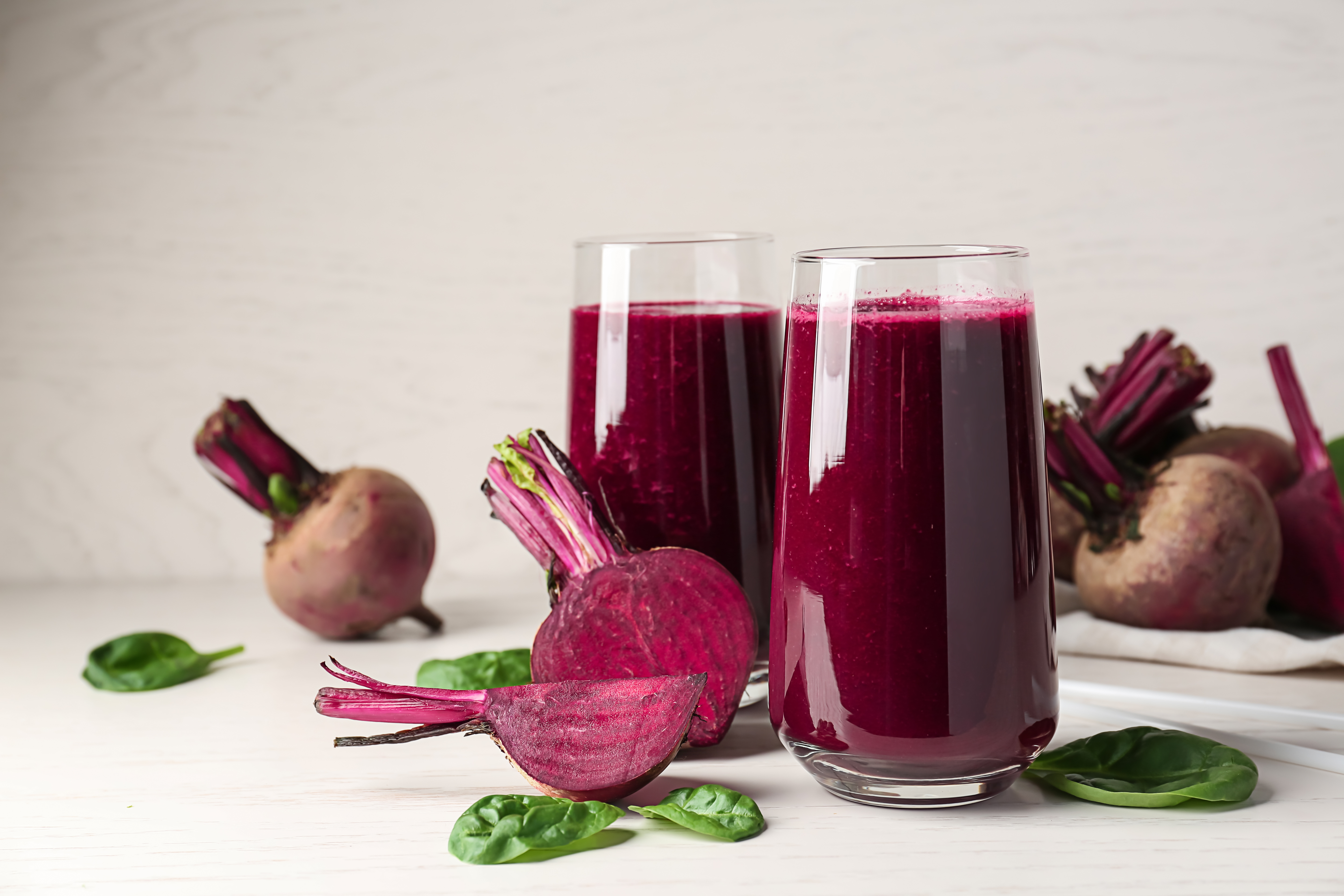 Foto: Pixel-Shot/Shutterstock Två glas med färsk bet-smoothie på ett bord