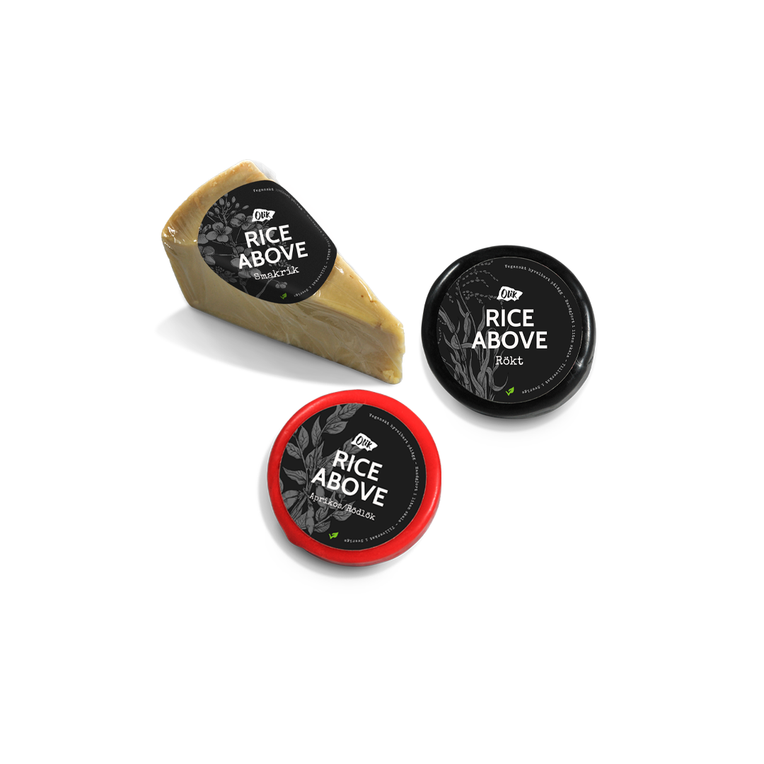 Tre veganska ostar uppradade mot en vit bakgrund