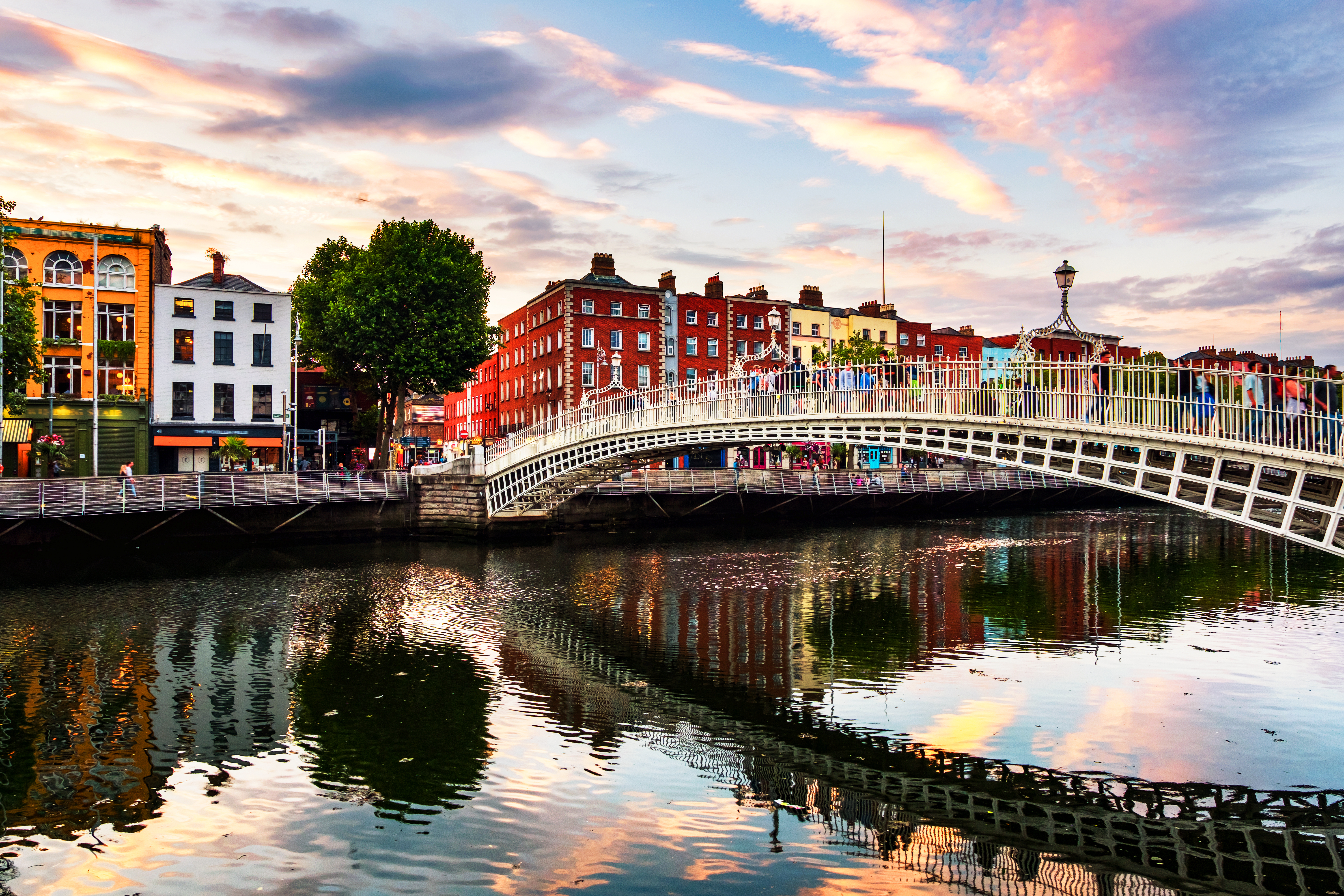 Foto: Madrugada Verde/Shutterstock Dublin, Irland. Nattutsikt över berömda upplysta Ha Penny Bridge i Dublin, Irland vid solnedgången.