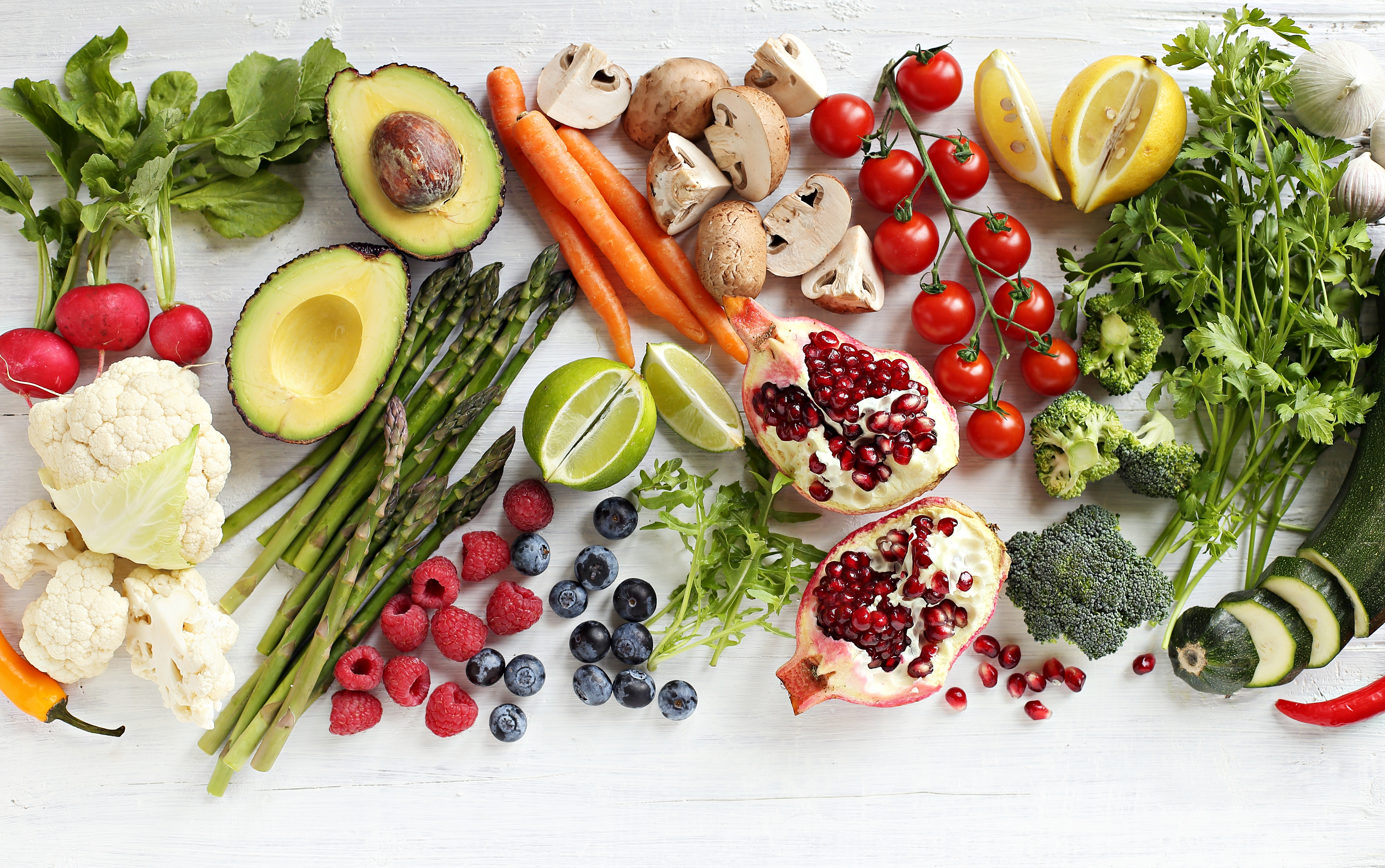 Foto: Losangela/Shutterstock Hälsosam mat. Urval av grönsaker, frukter och bär för ketogen kost, rent ätande, växtbaserat, vegetariskt och supermat koncept.