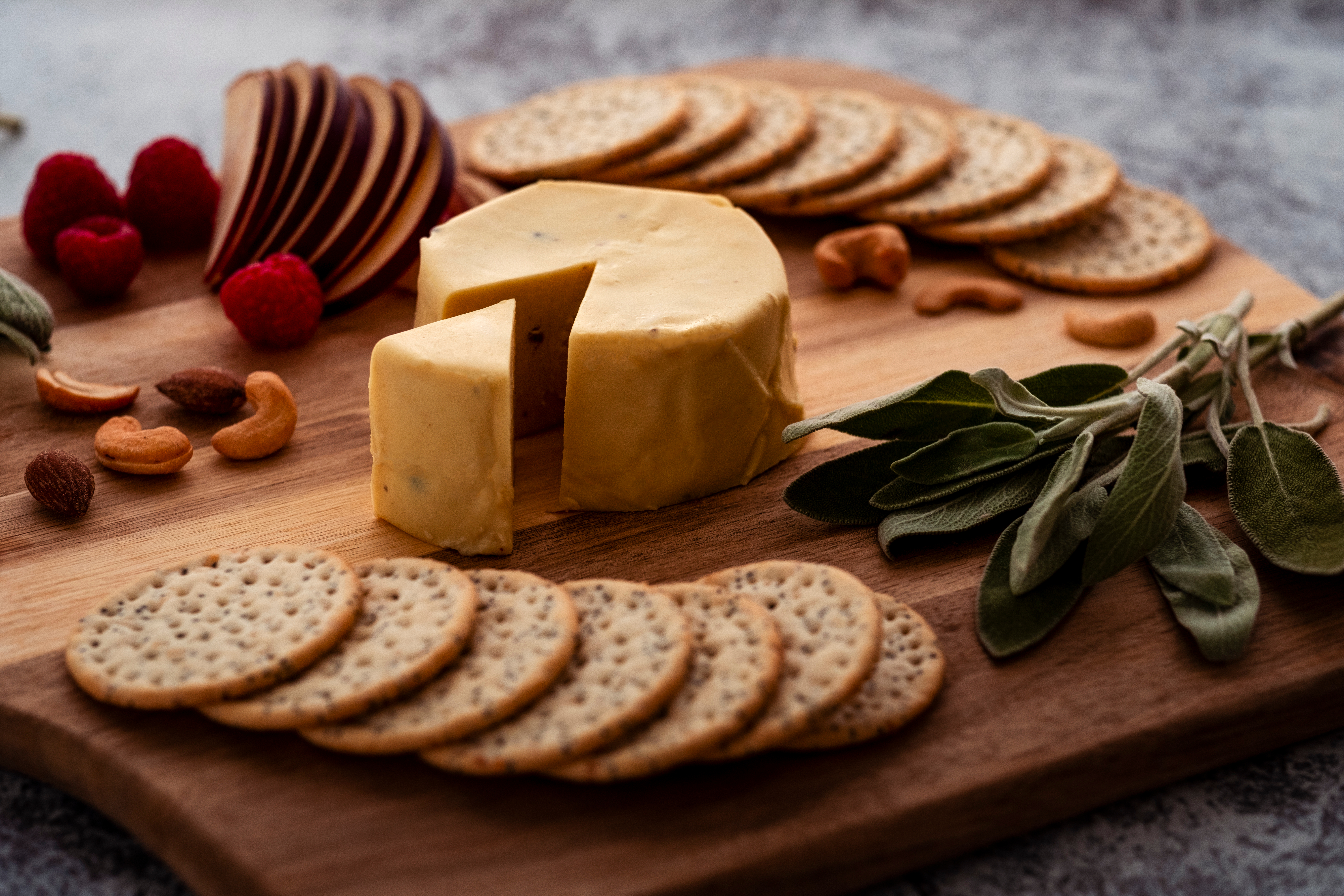 Foto: Melissa.r/Shutterstock Vegansk ostbricka med kex och frukt. Vegansk charkbräda.