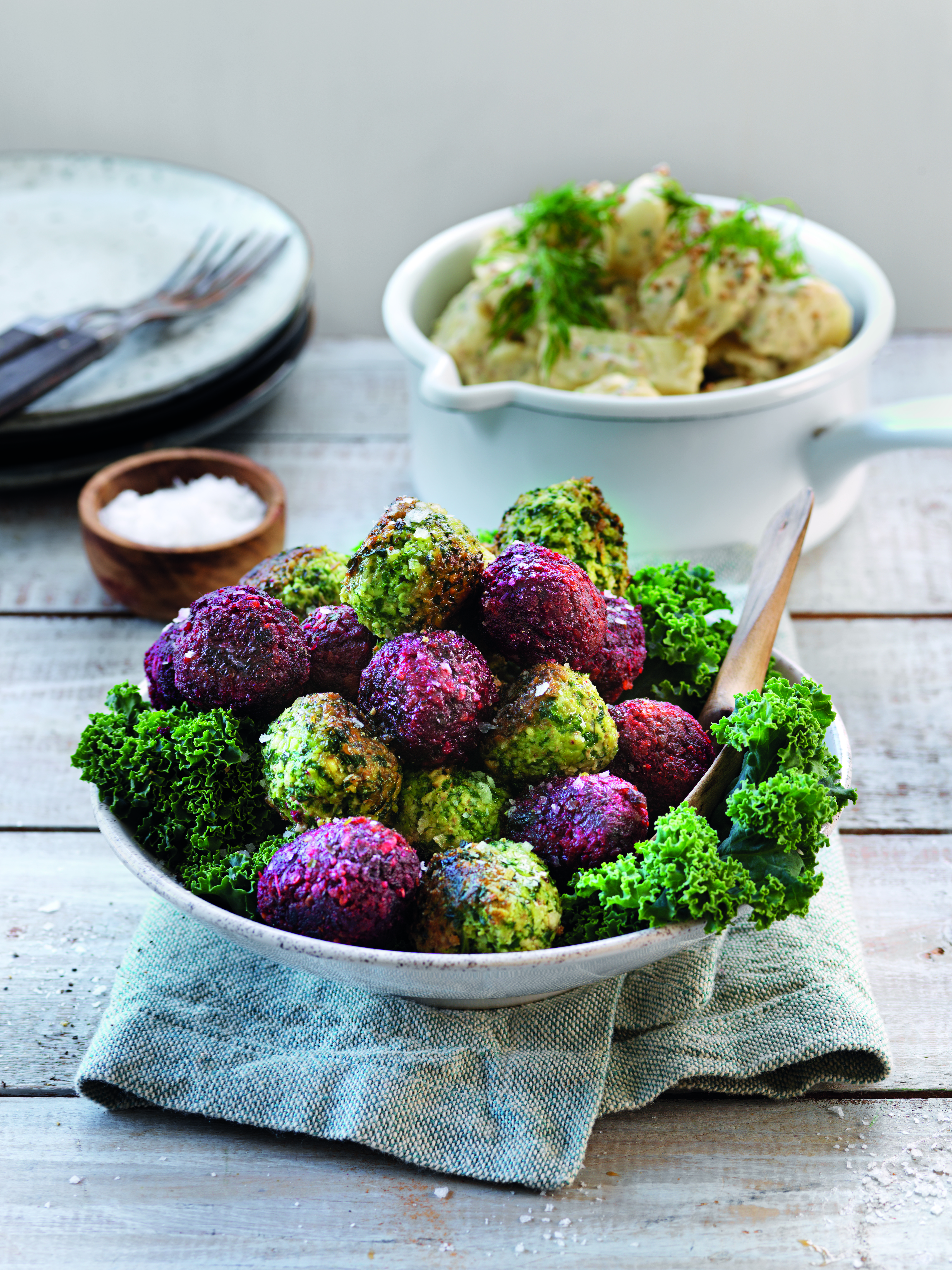 Produktfoto: Vegomagasinet En skål med gröna och lila bollar på grönkål och rödbetor