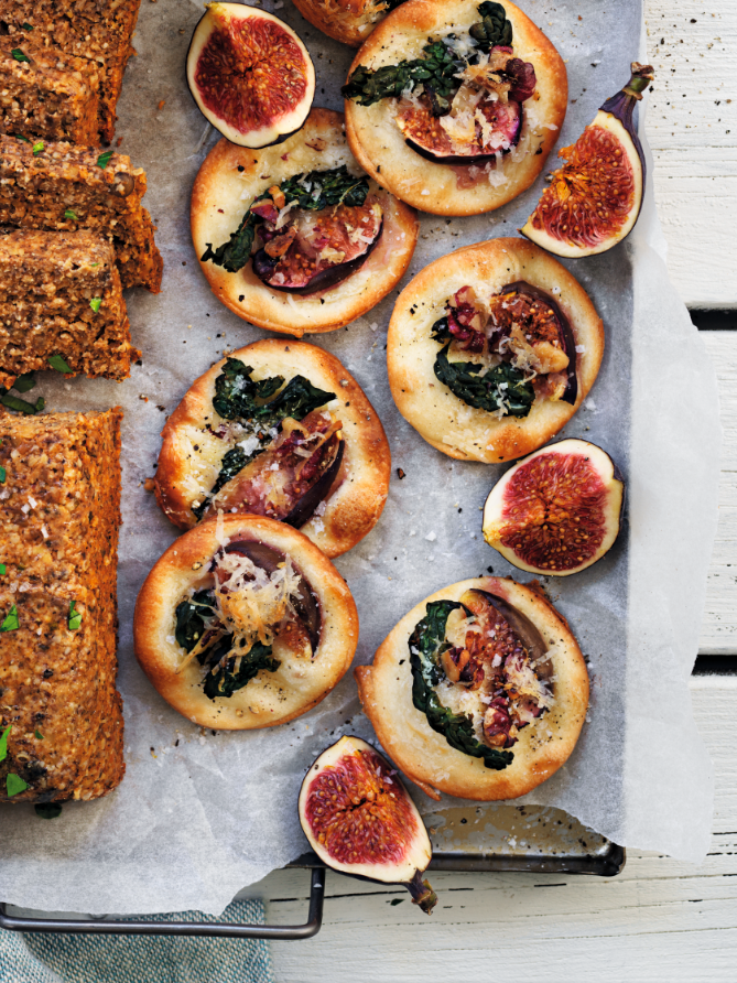 Produktfoto: Vegomagasinet Minipizzor med svartkål och fikon på bakplåtspapper