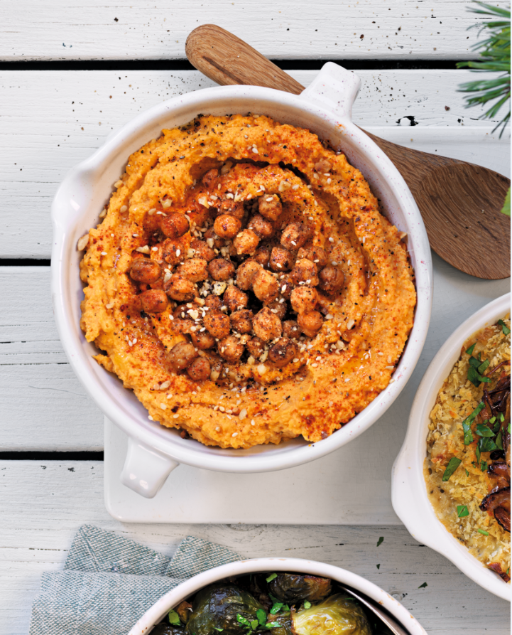 Produktfoto: Vegomagasinet Rostad pumpahummus med rostade kikärter och dukkah i en vit skål