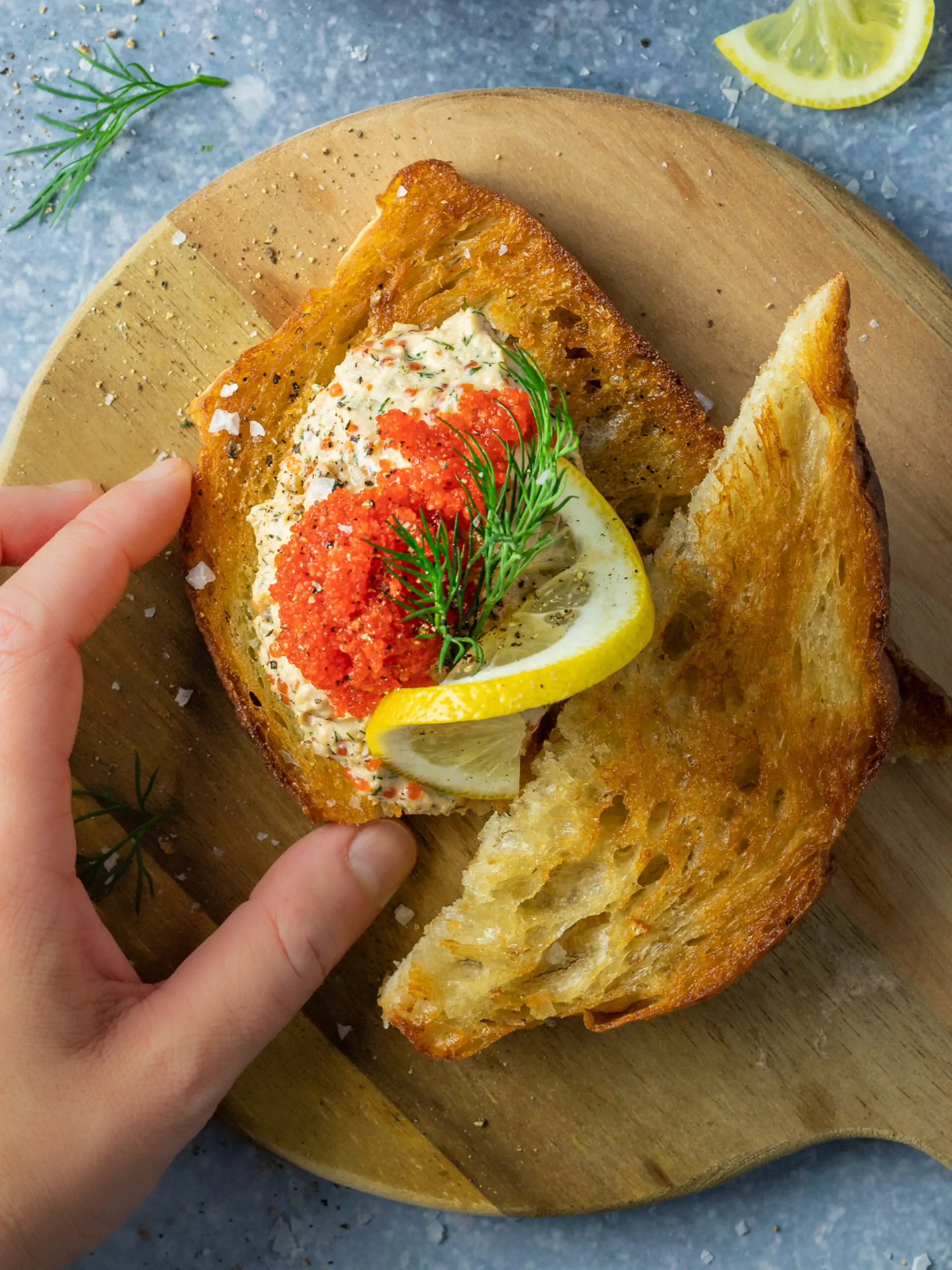 Produktfoto: Hooked Foods Vegansk skagen upplagt på stekt bröd toppad med tångrom, dill och citron
