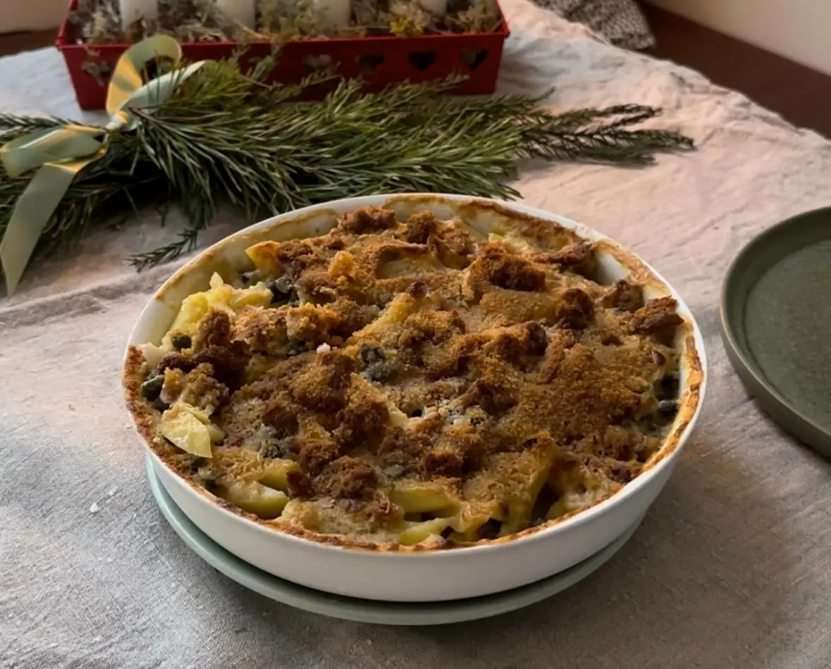 Produktfoto: Hooked Foods Vegansk Janssons Frestelse på ett bord med en linneduk
