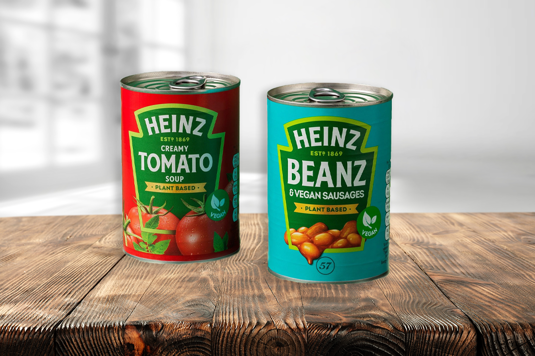 Produktfoto: Heinz Två burkar Heinz på ett träbord mot en ljus bakgrund