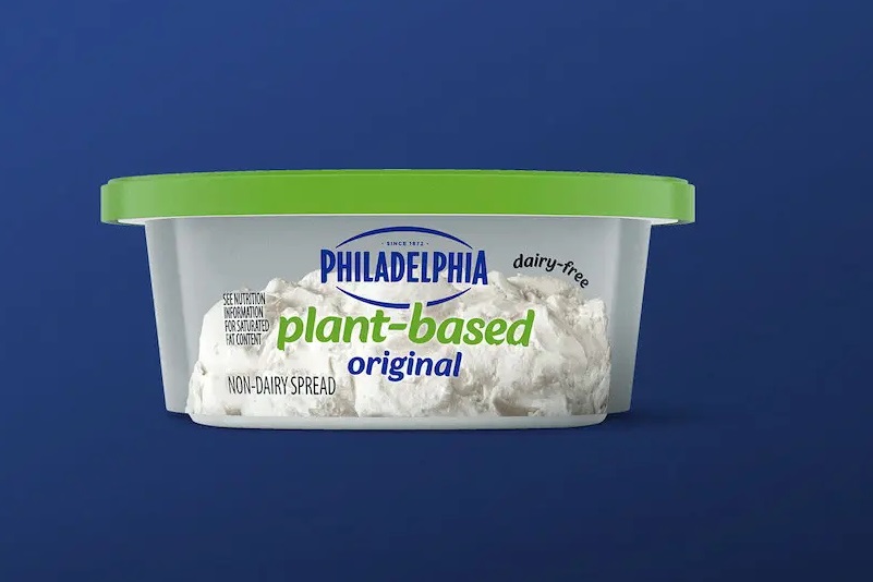 Produktfoto: Kraft Heinz Förpackning med växtbaserad Philadelphiaost mot en mörkblå bakgund
