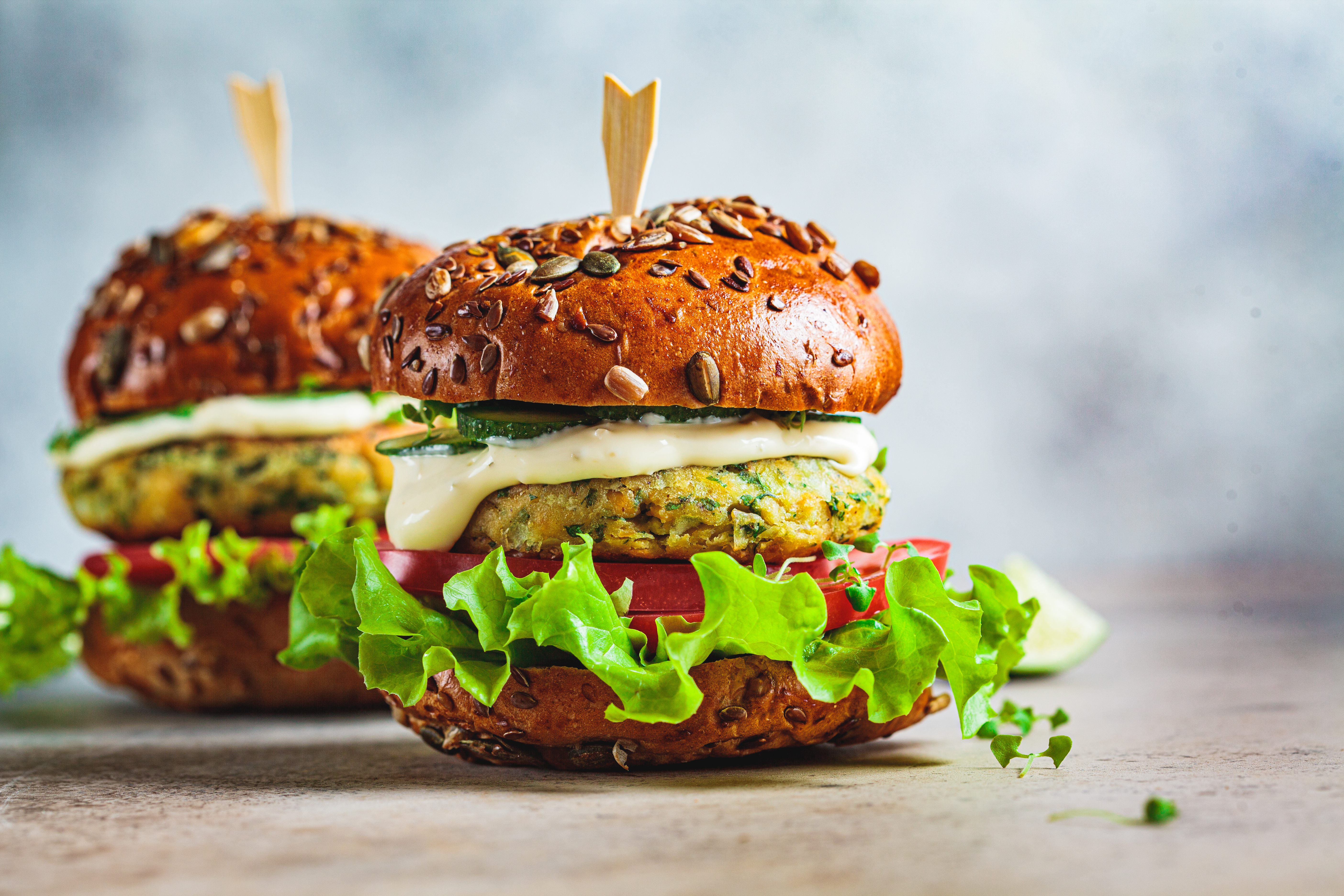 Foto: Nina Firsova/Shutterstock Vegan falafel burger med grönsaker och sås, mörk bakgrund. Hälsosam mat koncept.