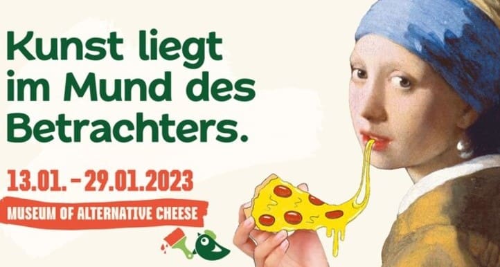 Produktfoto: Simply V Flickan med pärlörhänget äter en pizzaslice med veganost på