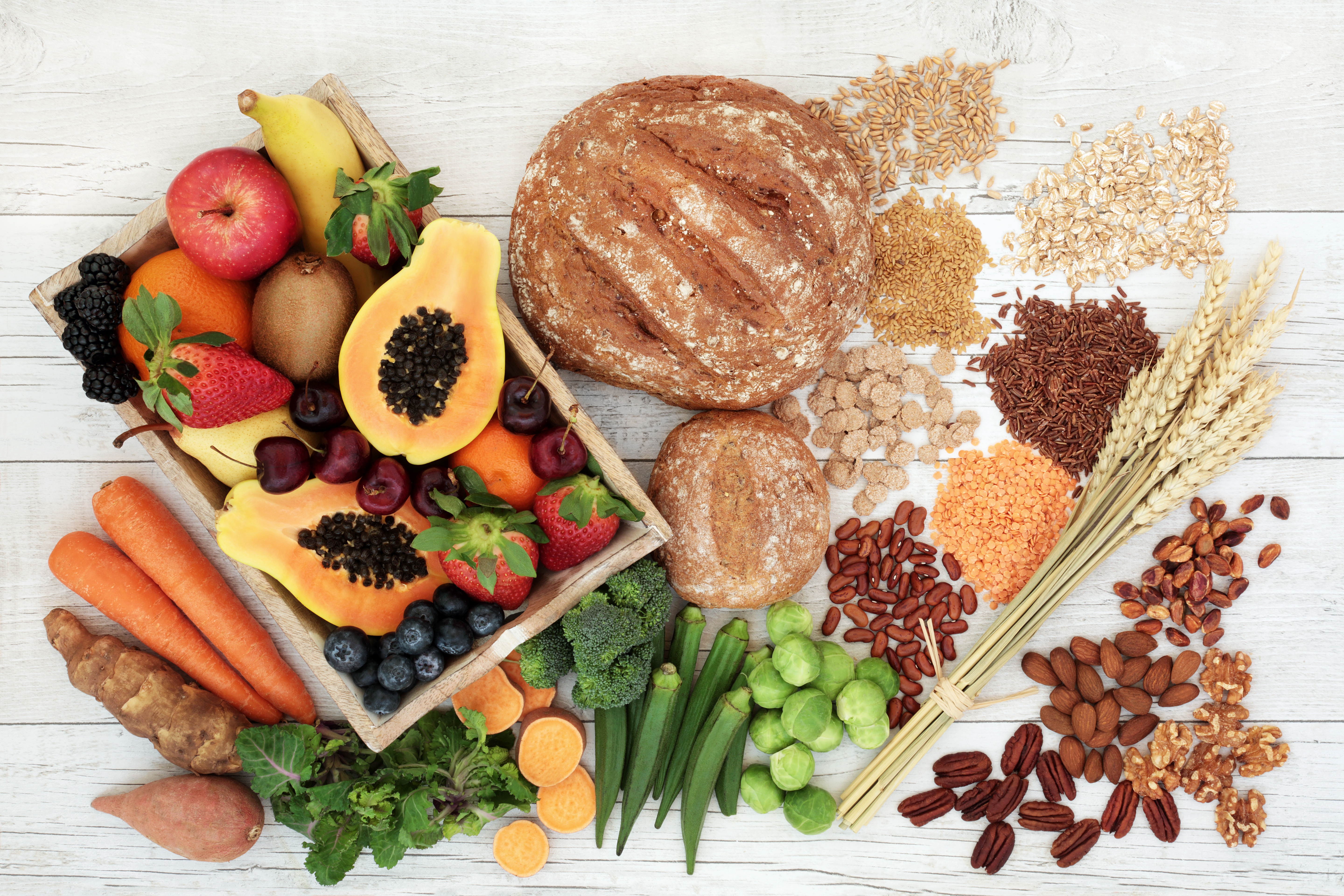 Foto: Amarilyn barbone/Shutterstock Mat med hög fiberhalt för en hälsosam kost med frukt, grönsaker, fullkornsbröd, pasta, nötter, baljväxter, korn och spannmål. Hög halt av antioxidanter, antocyaniner, vitaminer och omega 3-fettsyra