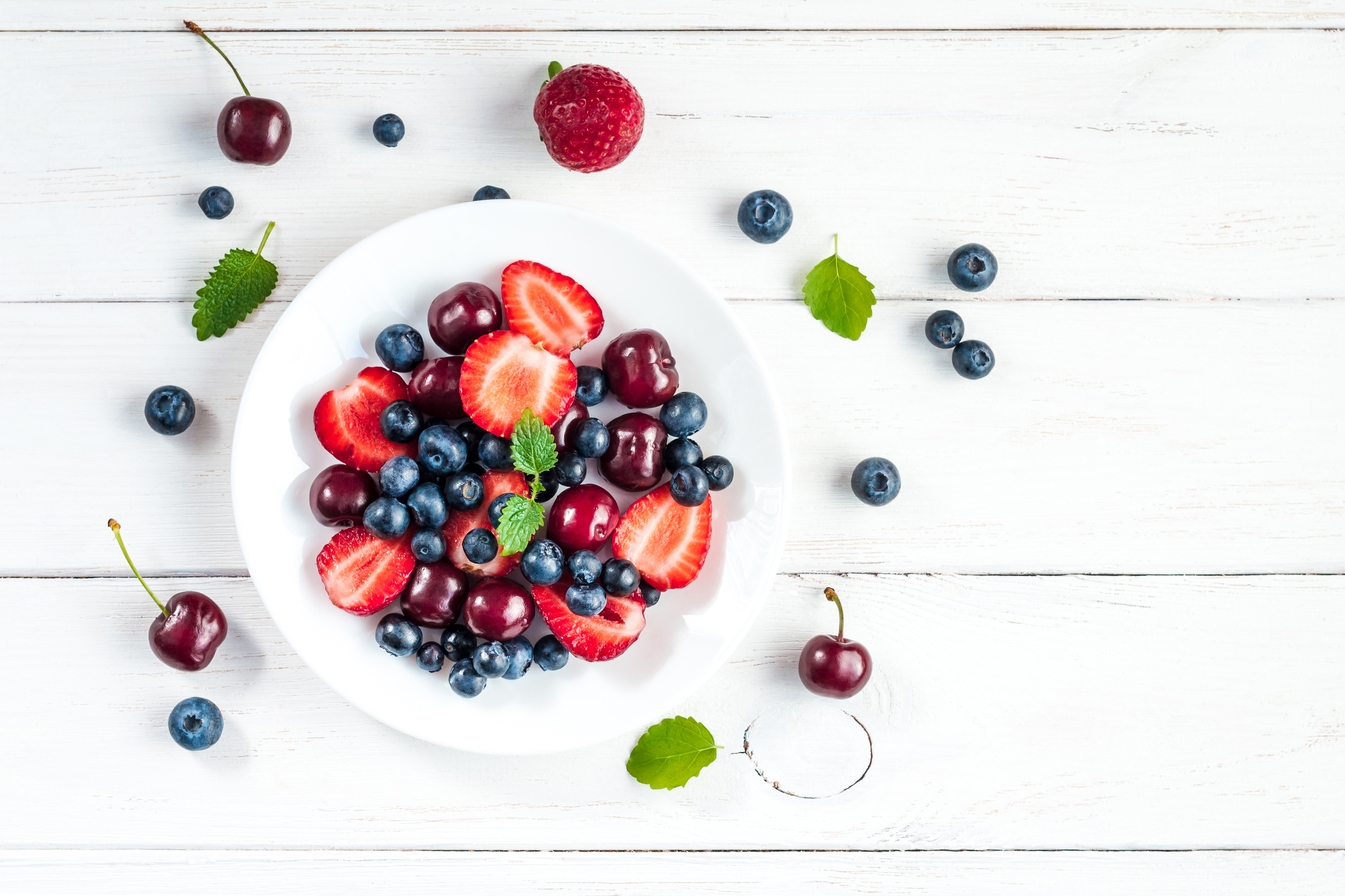 Foto: Flaffy/Shutterstock Fruktsallad med jordgubbar, blåbär och söta körsbär.