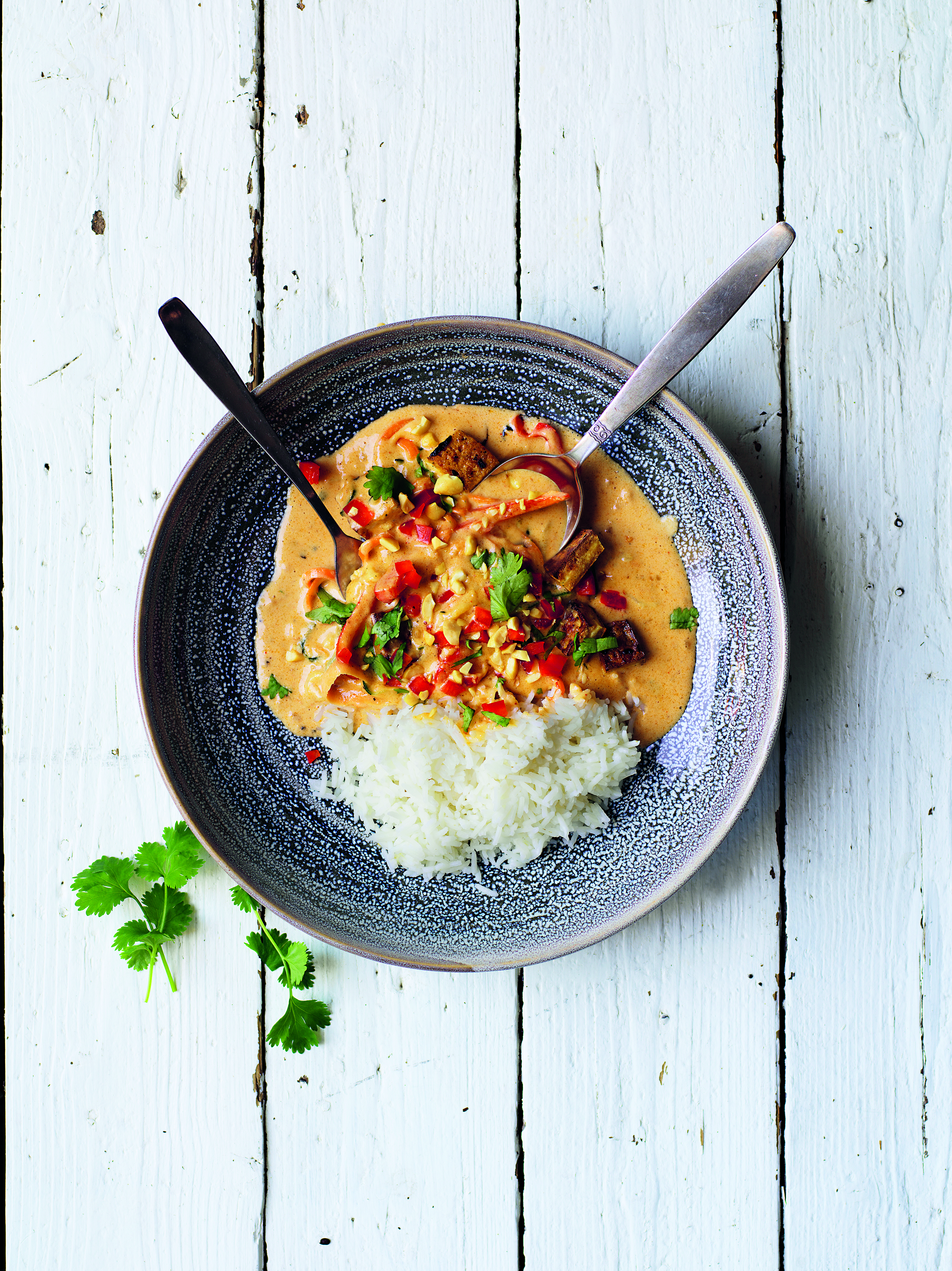 Foto: Ulrika Pousette Jordnötsgryta med tofu i en djuptallrik på ett vitt bord