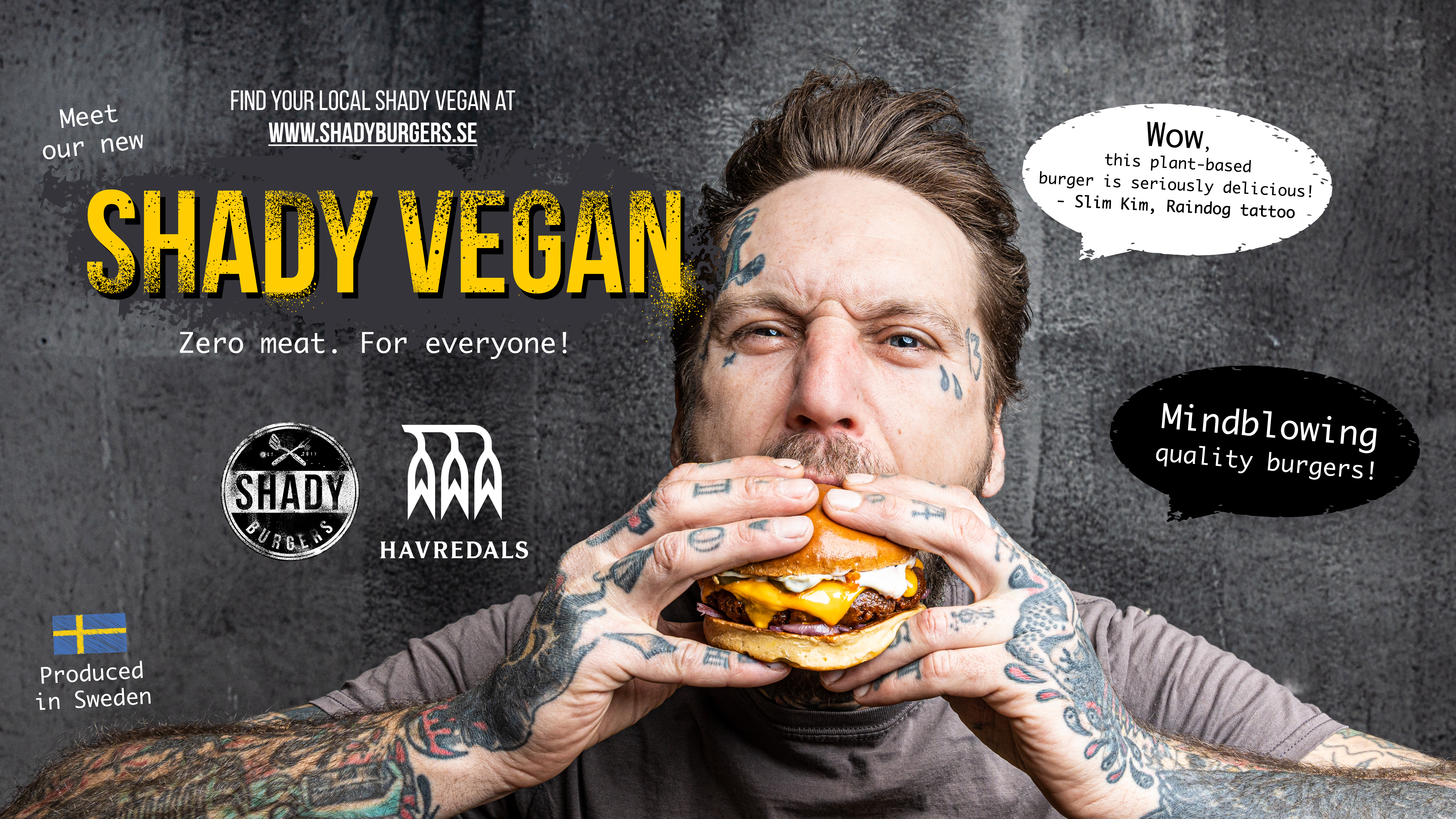 Produktfoto: Shady Burgers Tatuerad man som äter en vegansk hamburgare mot en mörk bakgrund