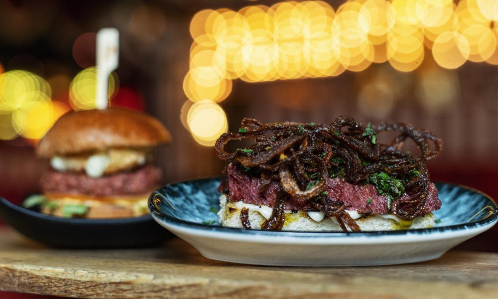 Produktfoto: Pinchos En 3D-printad, växtbaserad biff med karamelliserad lök ovanpå