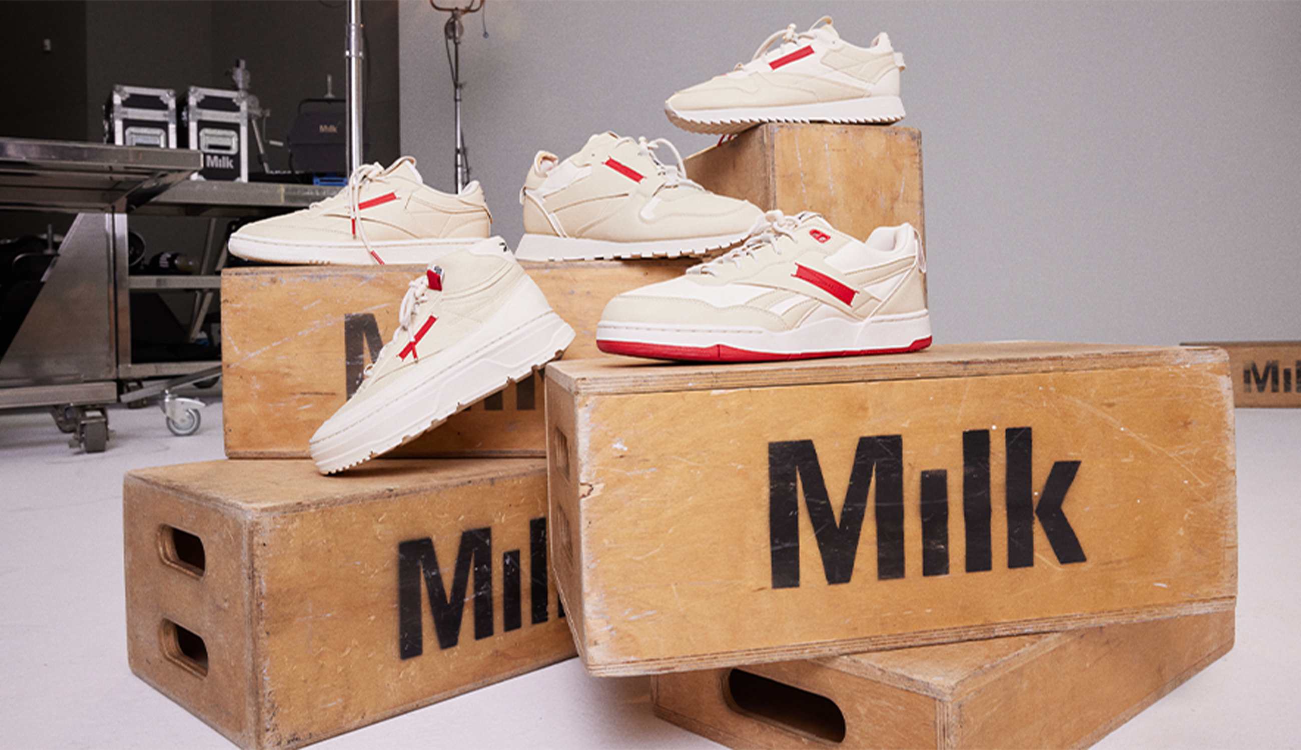 Produktfoto: Reebok & Milk Makeup Veganska sneakers staplade på kartonger i en studio
