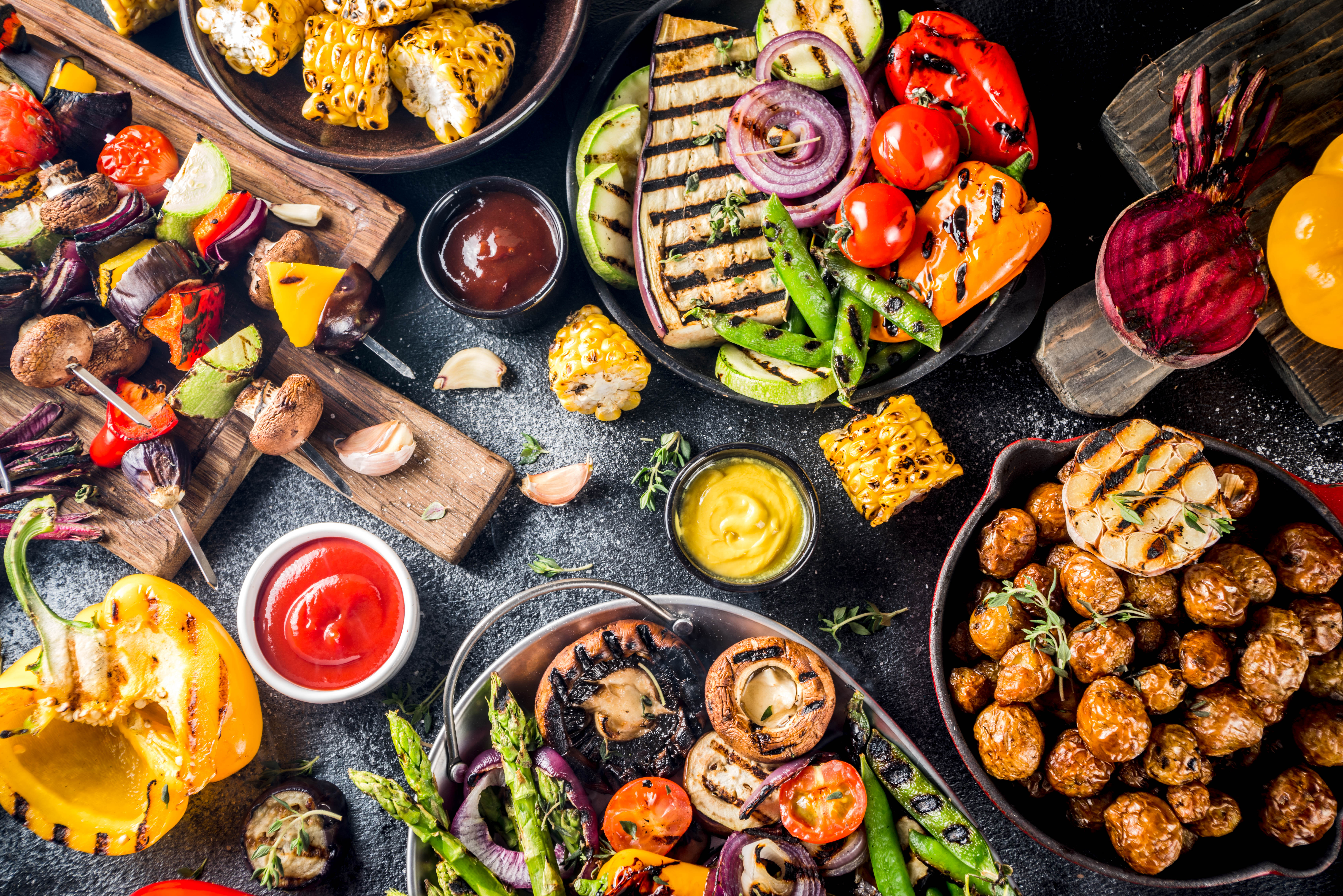 Foto: Rimma Bondarenko/Shutterstock Ett bord fullt med grillade grönsaker och veganska tillbehör
