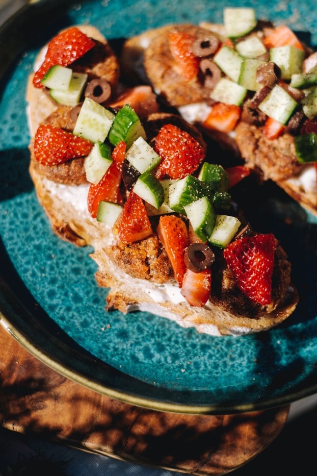 Produktfoto: Oh Mungood! Gillad tartine med färskost, jordgubbar, bits och svartpeppar