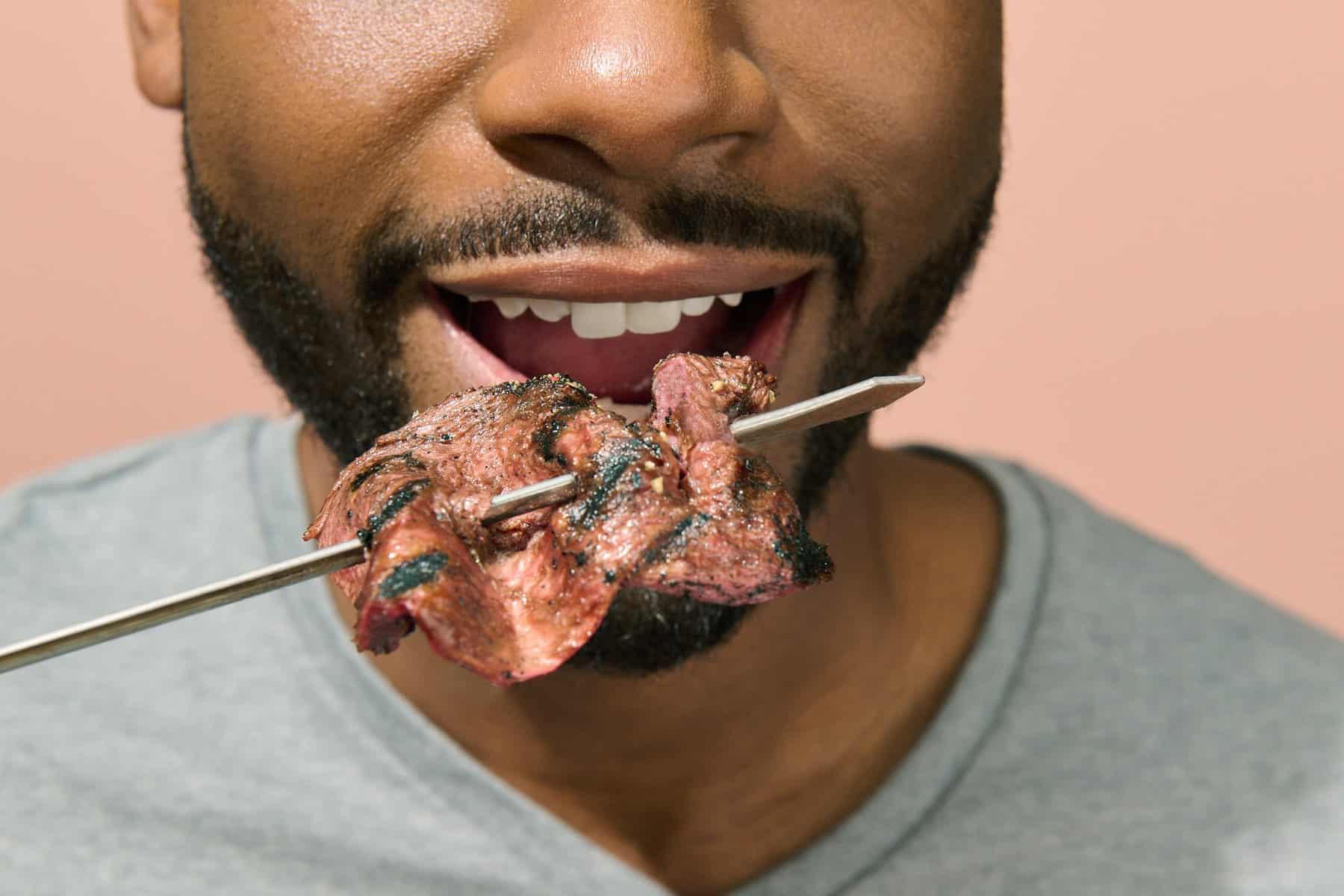 Foto: Aleph Farms Bild på en mans mun med ett grillspett med kött framför sig