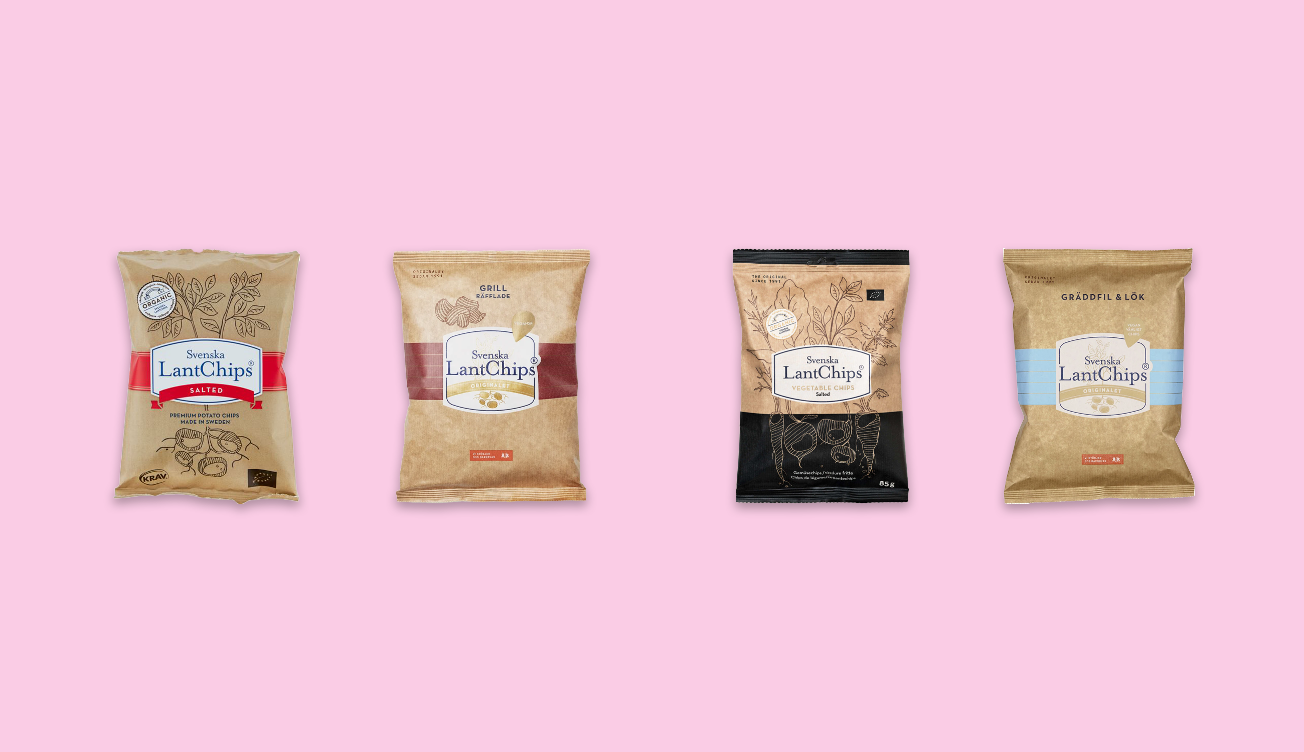 Produktfoto: Svenska Lantchips Chipspåsar uppradade mot en ljusrosa bakgrund.
