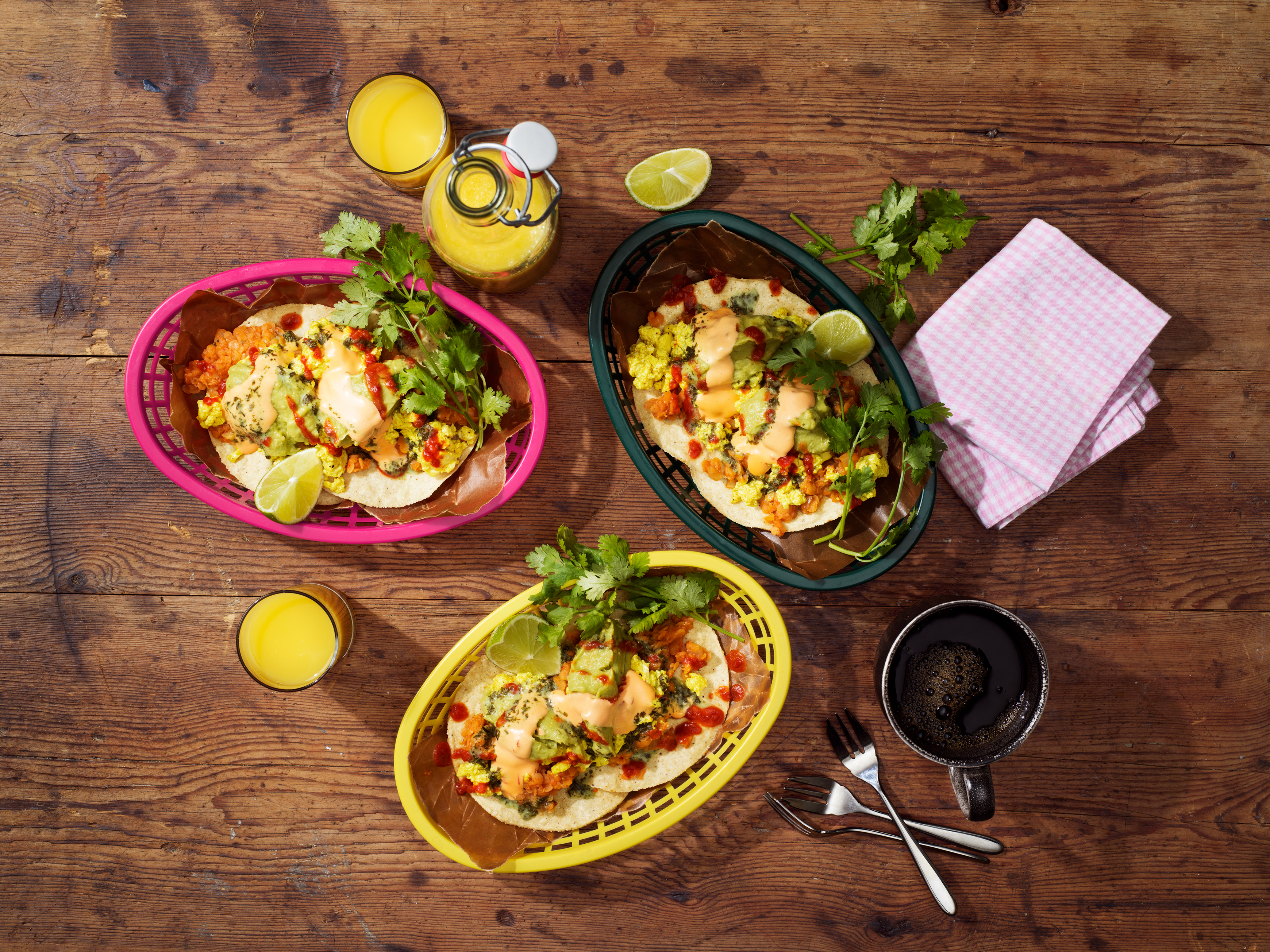 Produktfoto: El Taco Truck tofutacos i tre olika skålar på ett träbord