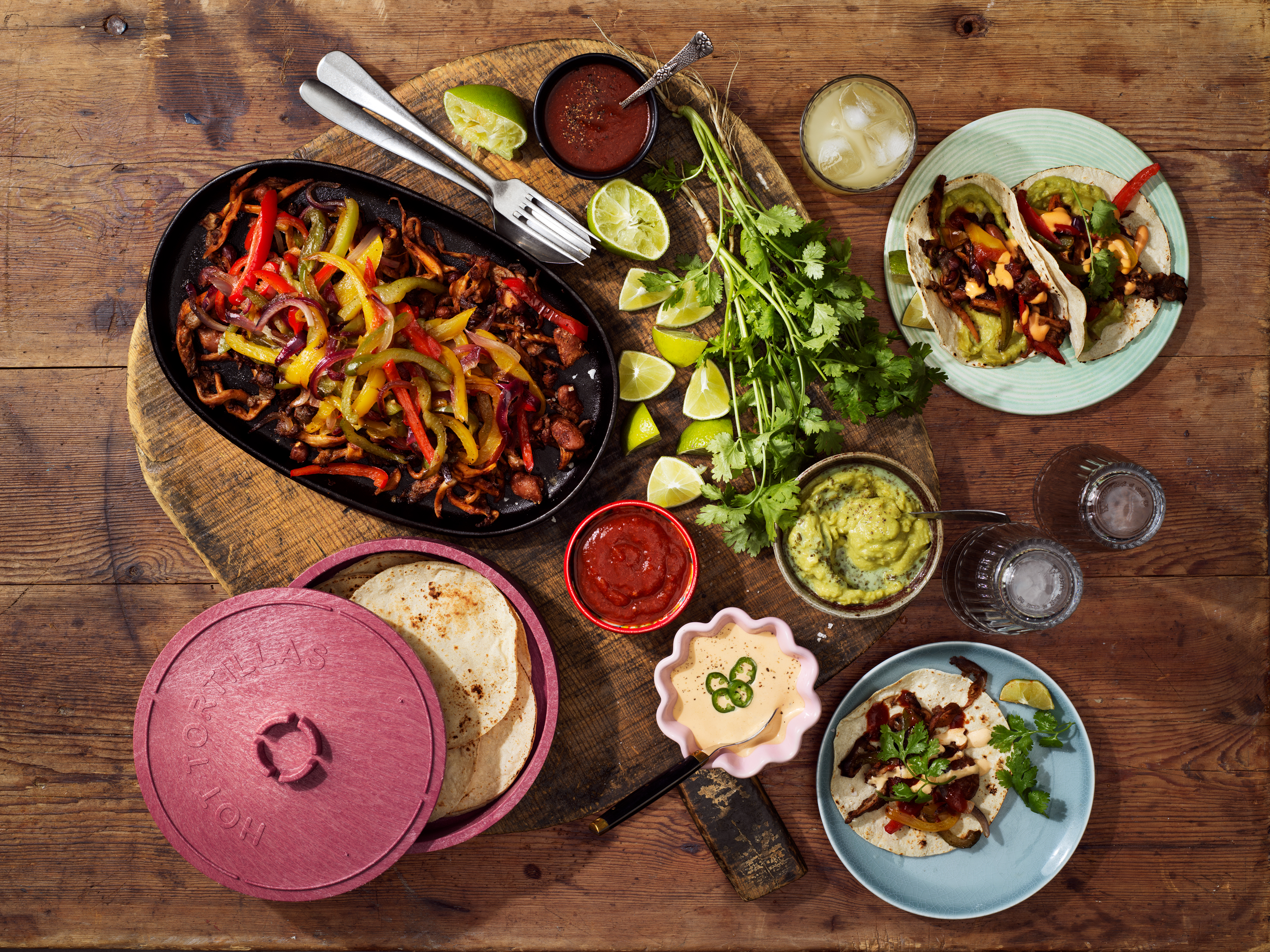 Produktfoto: El Taco Truck Tacotillbehör på ett träbord, bilden tagen uppifrån