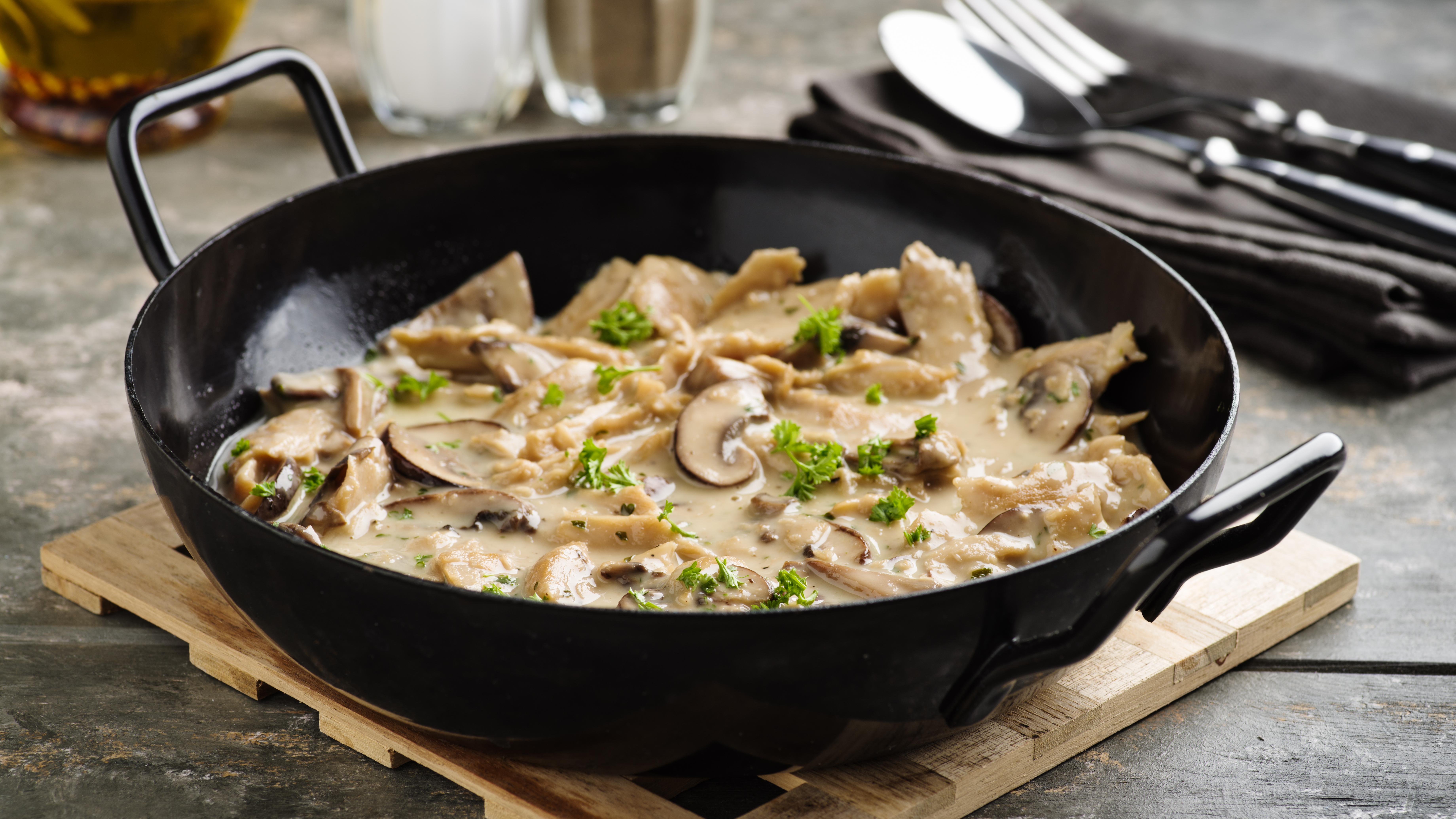 Foto: Martin Rettenberger/Shutterstock Vegan soy meat stripes and mushrooms in creamy sauce