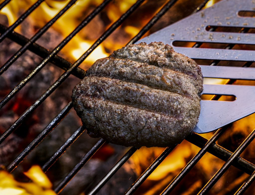 Produktfoto: Re:meat Odlad köttburgare på grillen